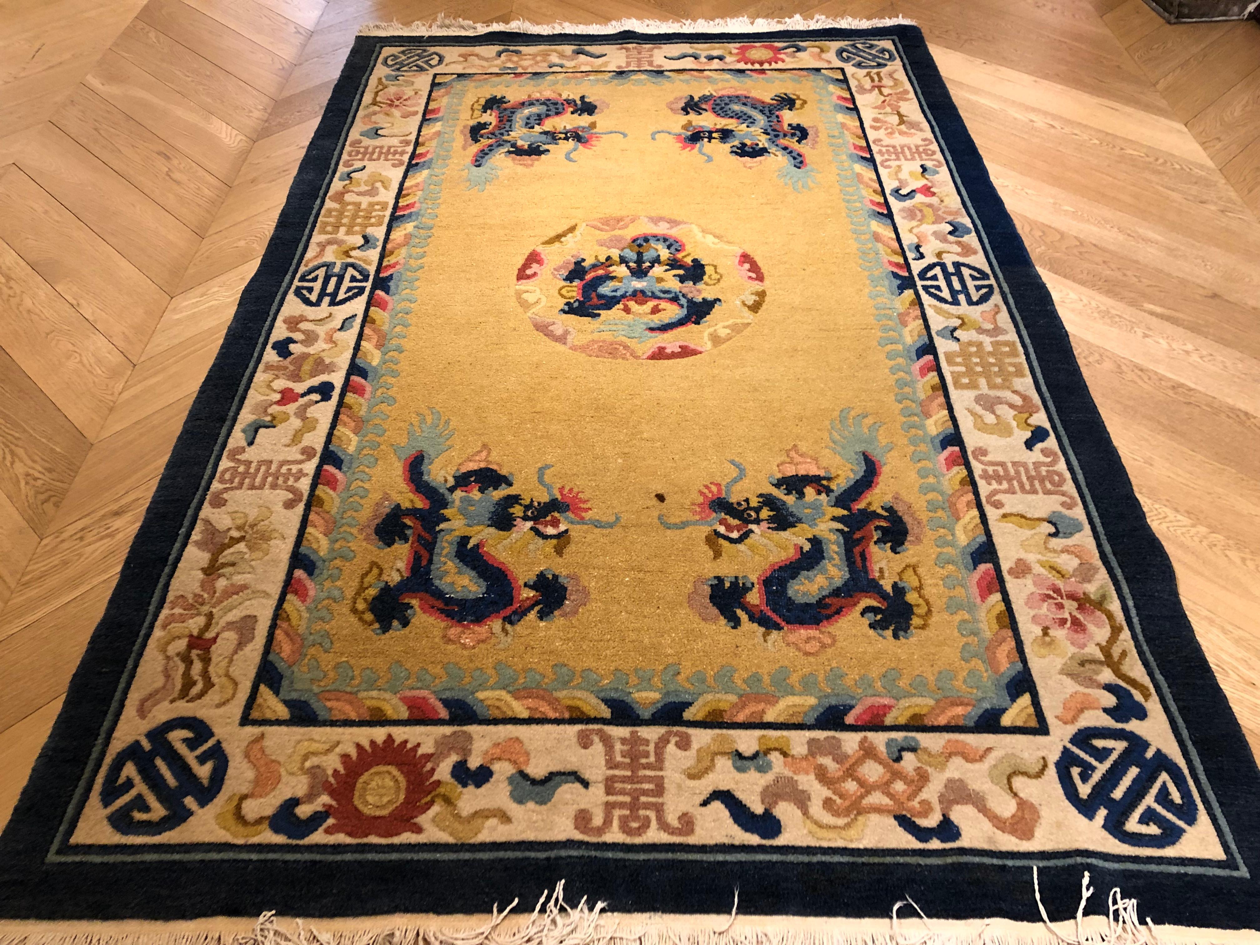 Tapis chinois Dragoons du 20ème siècle en laine jaune et bleue nouée à la main en vente 6