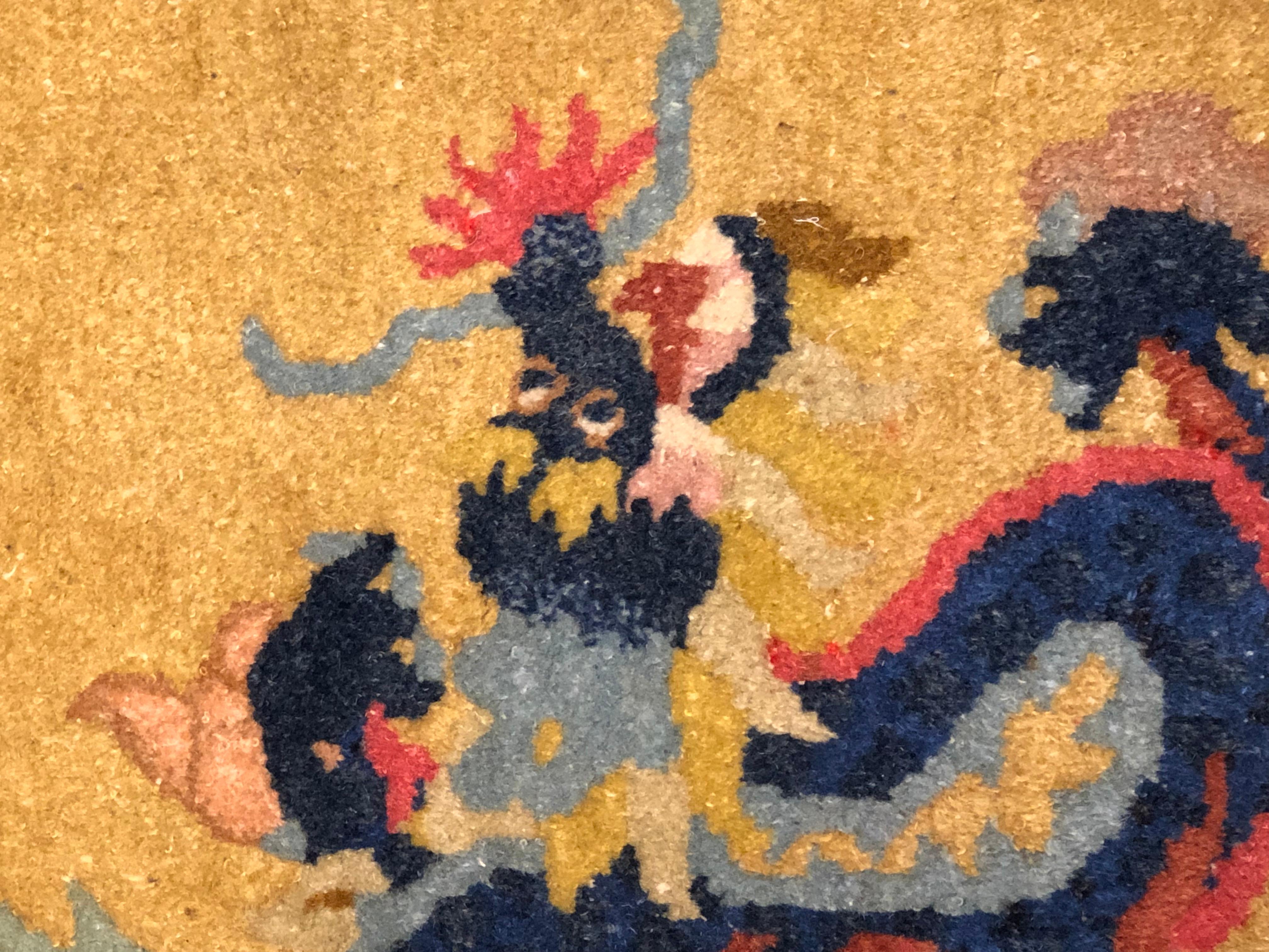 Tapis chinois Dragoons du 20ème siècle en laine jaune et bleue nouée à la main en vente 8