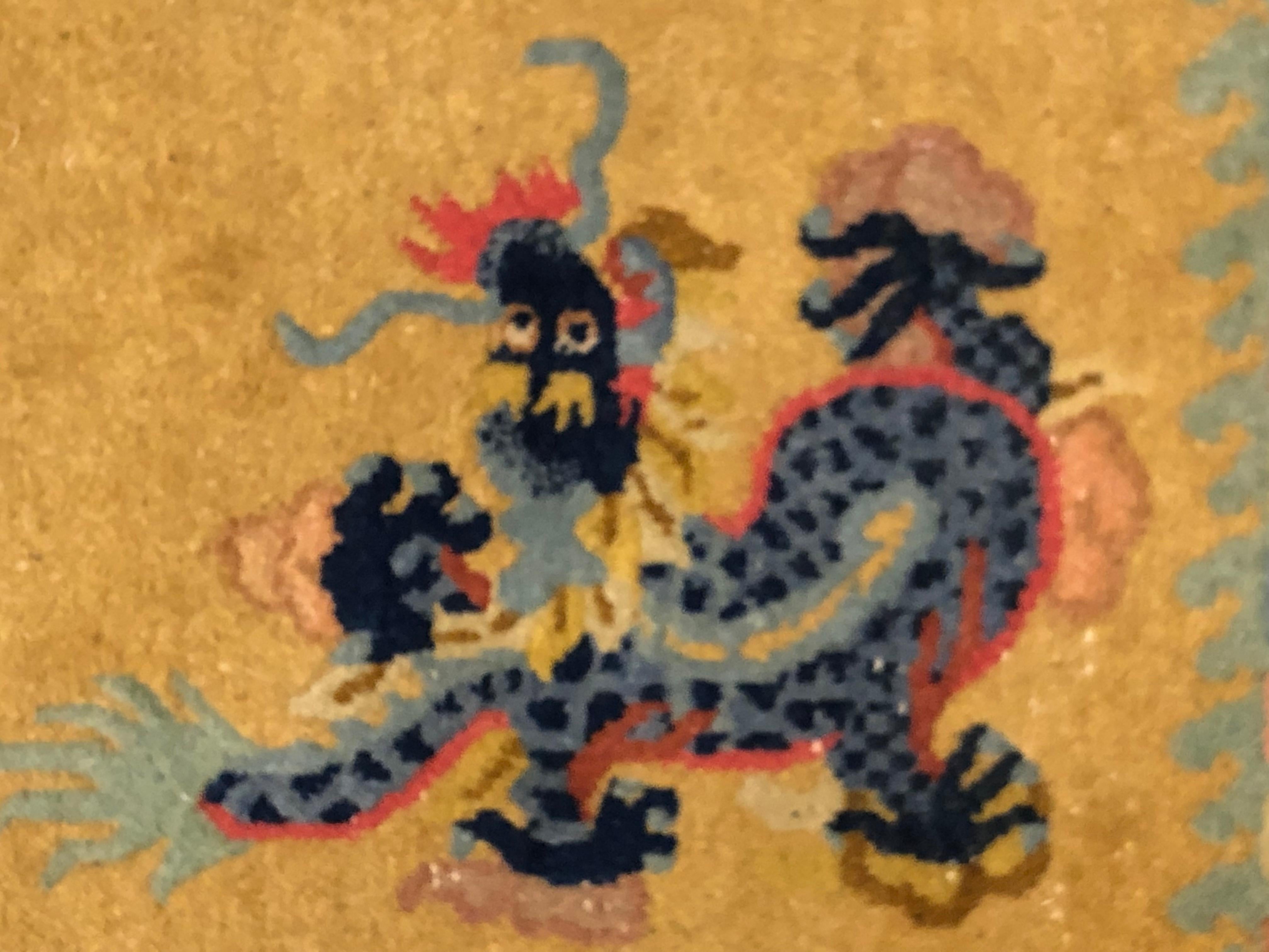 Rare tapis chinois pour la couleur de fond jaune citron. Le sujet du décor est celui de la danse des dragons, enrichi par une importante bordure où sont représentés les symboles bouddhiques des bons vœux. Le nœud infini qui est un symbole du pouvoir
