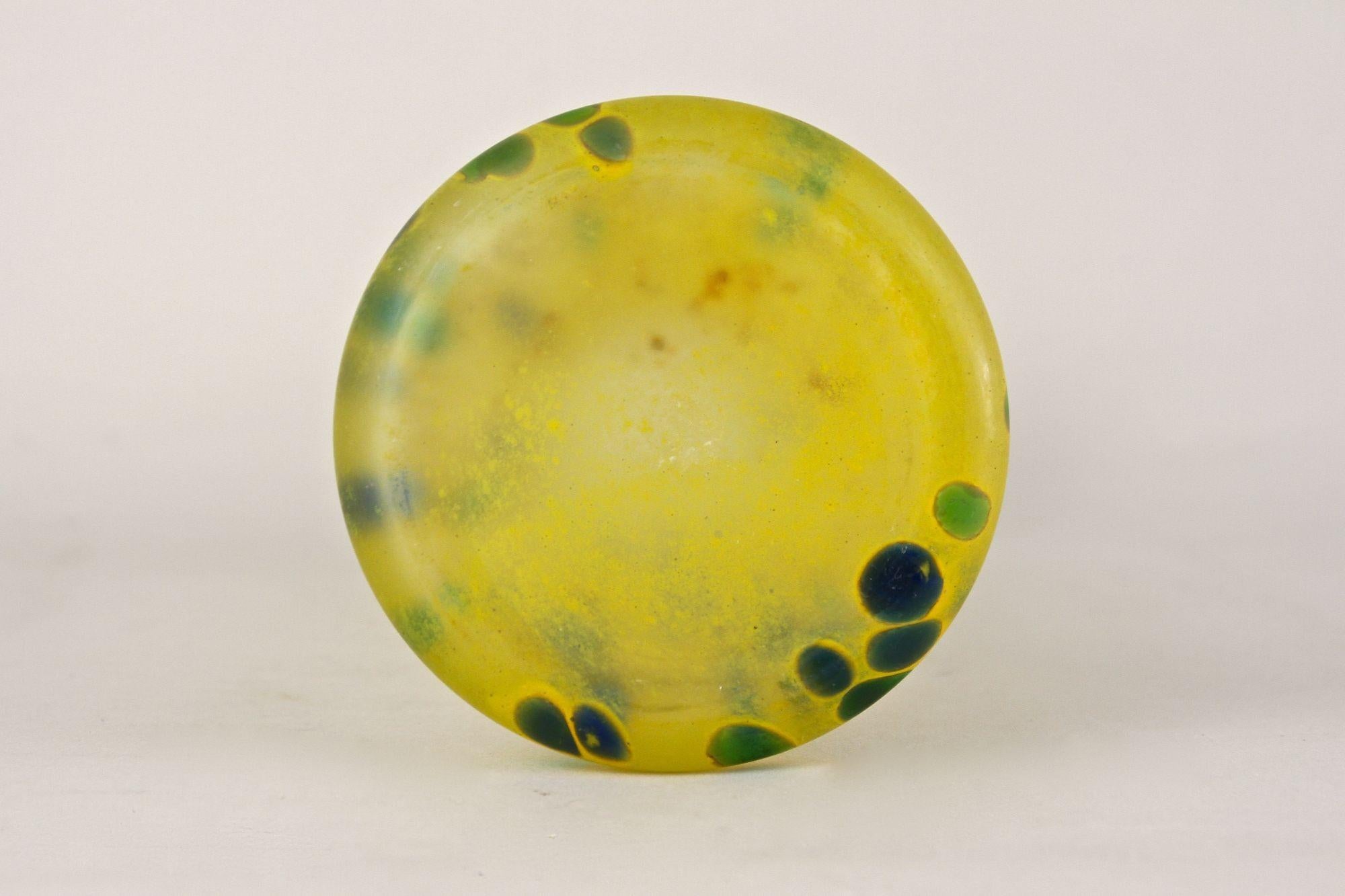 Vaso Art Nouveau giallo del XX secolo, vetro boemo, CZ 1910 ca. in vendita 7
