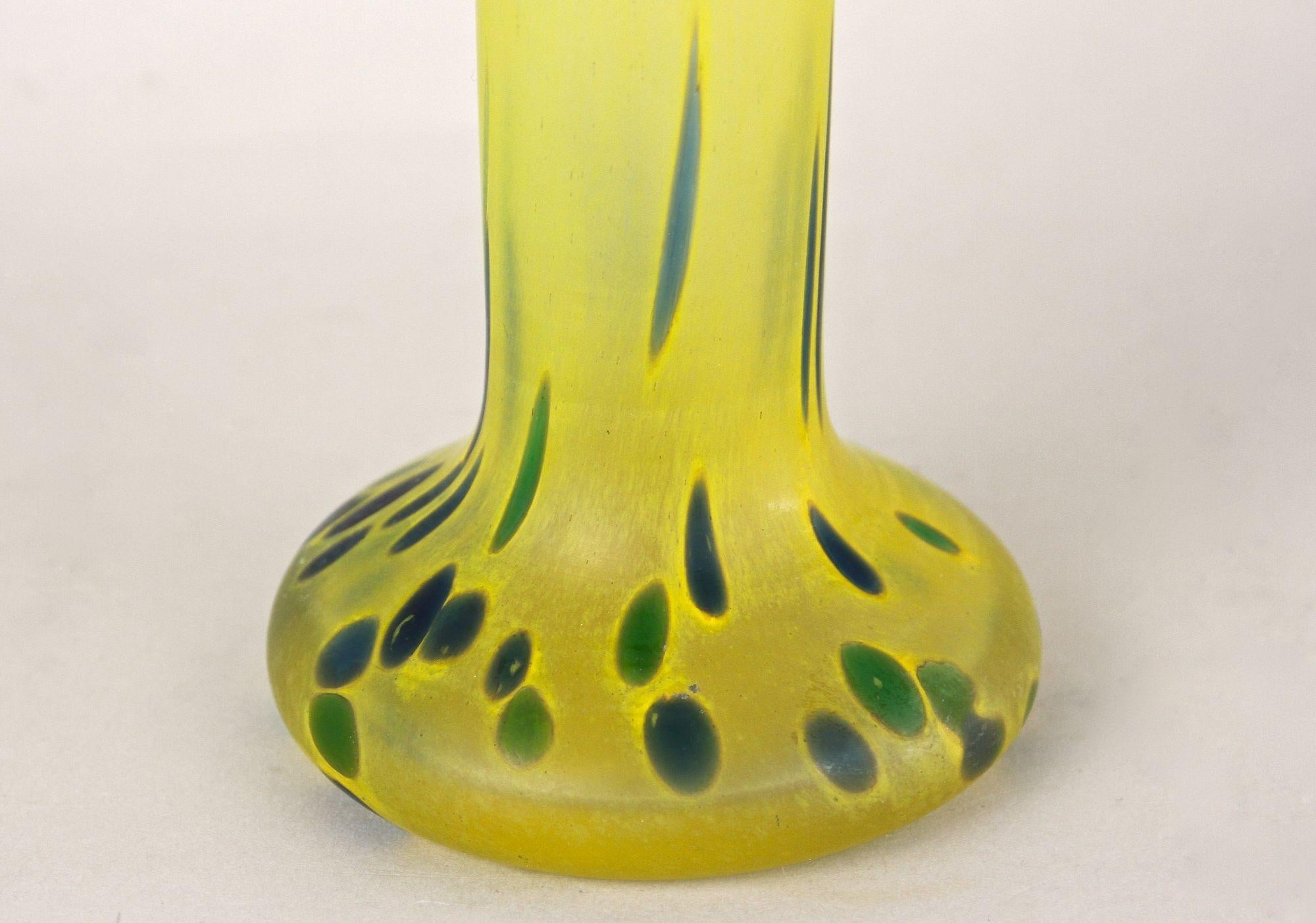 Fatto a mano Vaso Art Nouveau giallo del XX secolo, vetro boemo, CZ 1910 ca. in vendita