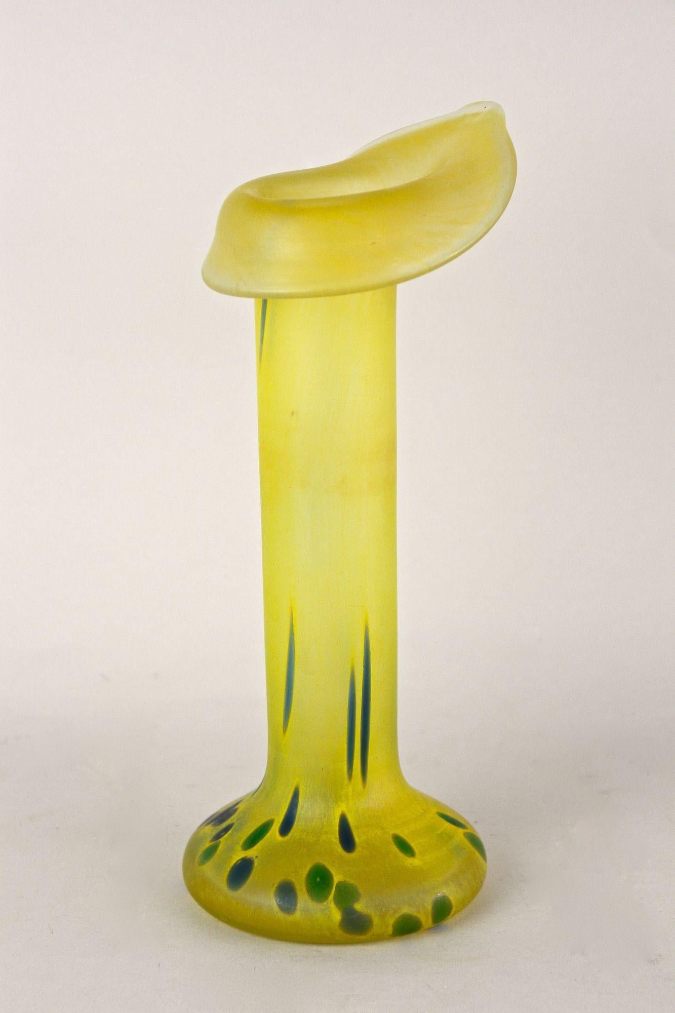 Vetro soffiato Vaso Art Nouveau giallo del XX secolo, vetro boemo, CZ 1910 ca. in vendita