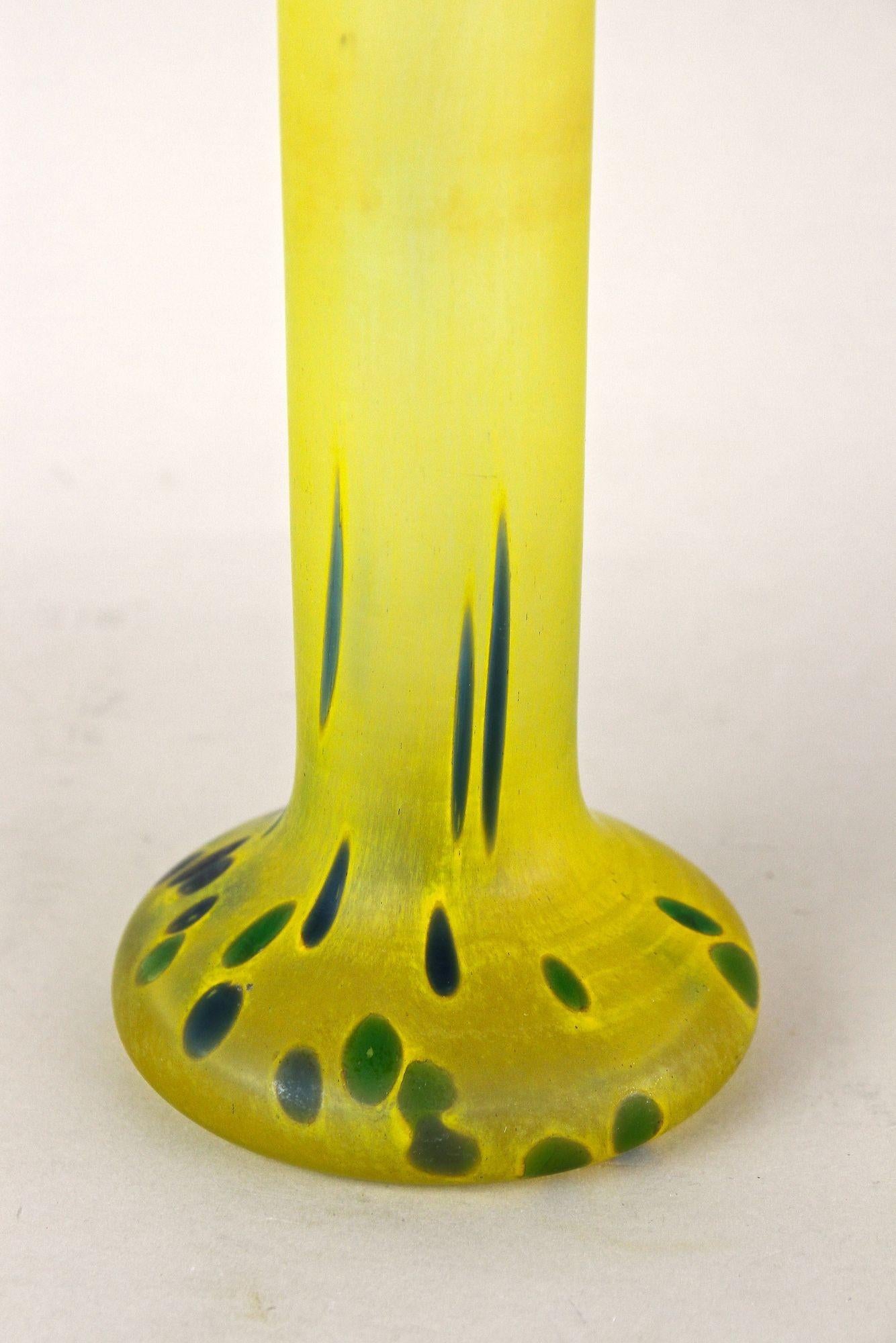 Vaso Art Nouveau giallo del XX secolo, vetro boemo, CZ 1910 ca. in vendita 1
