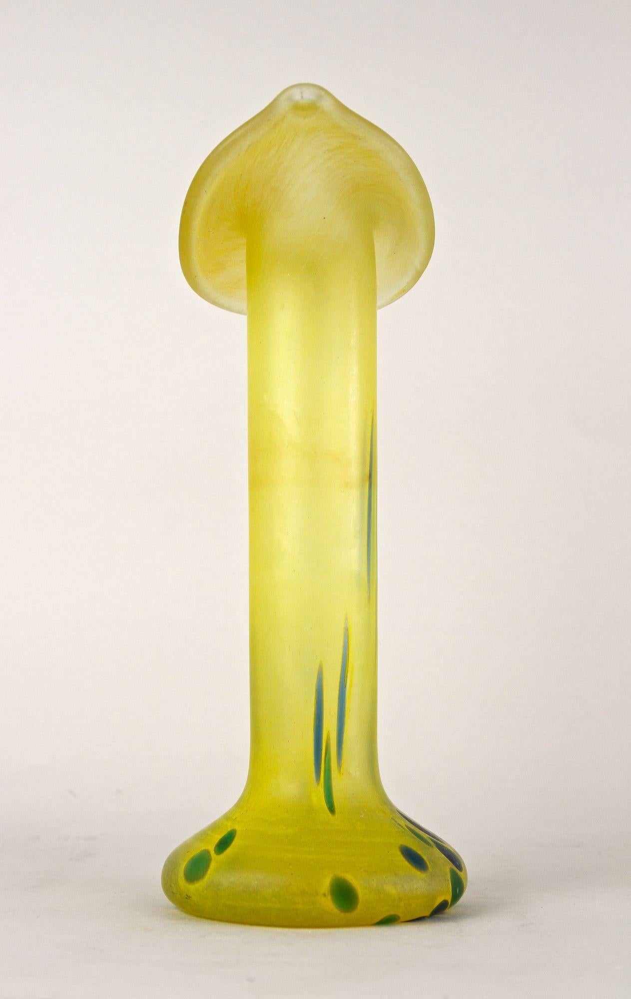 Vaso Art Nouveau giallo del XX secolo, vetro boemo, CZ 1910 ca. in vendita 3