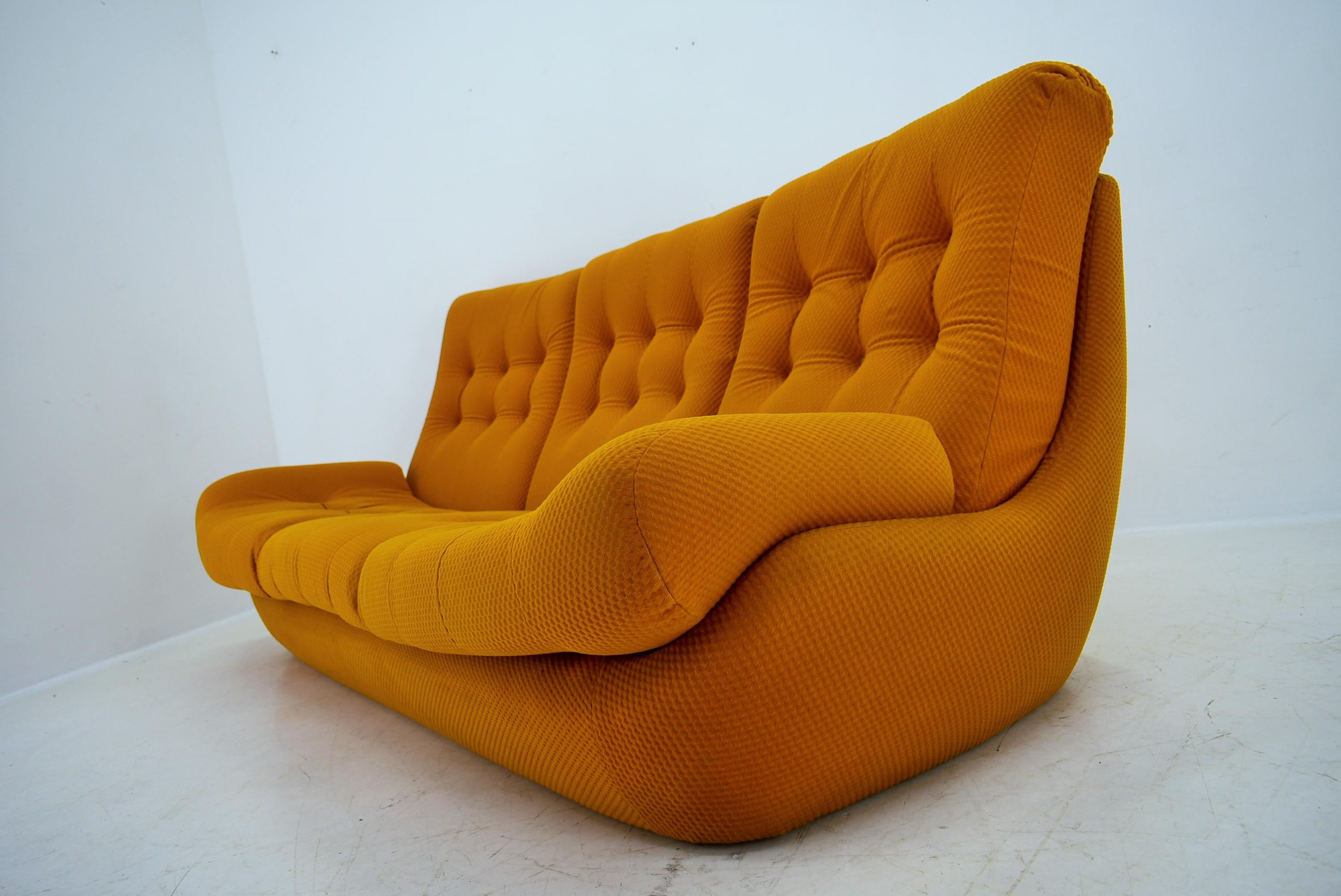 Gelbes Atlantis-Sofa mit drei Sitzen aus dem 20. Jahrhundert, 1960er Jahre im Angebot 3