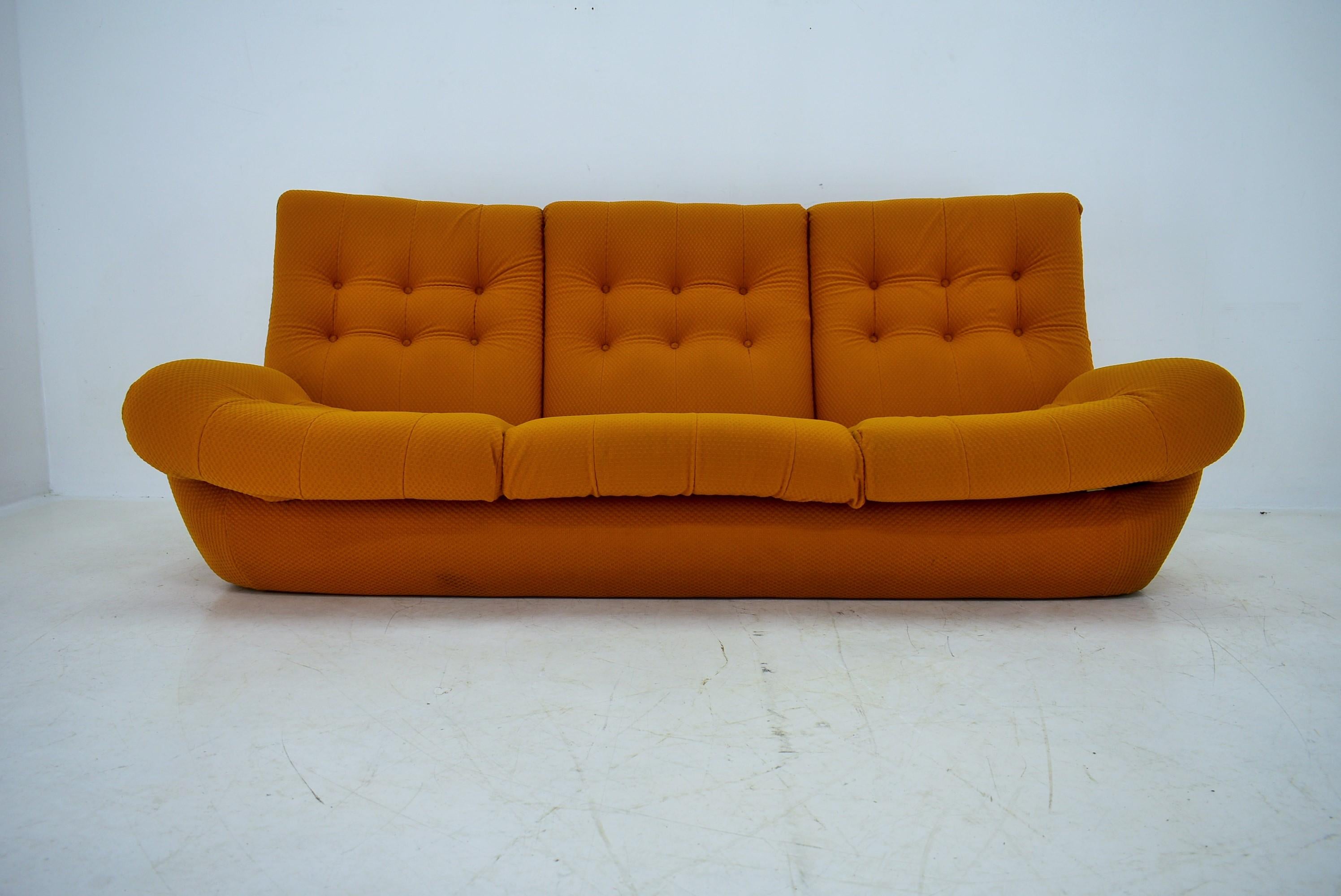 Atlantis sofa from the 1960s, produced in Czech Republic - at the moment they are unique. Due to their dimensions, they perfectly blend in even in small apartments .   Space-saving piece of furniture. We can prepare this sofa with two armchairs as a
