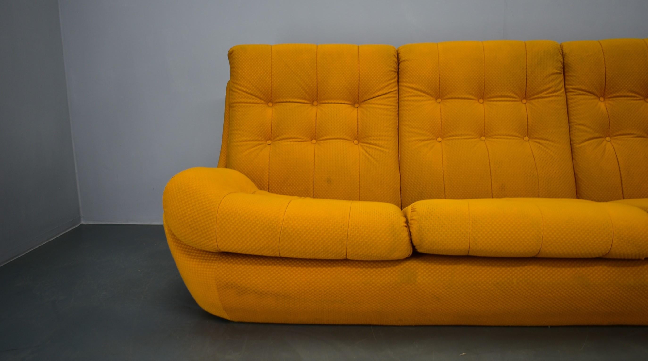 Canapé Atlantis des années 1960, produit en République tchèque - à l'heure actuelle, il est unique. Grâce à leurs dimensions, ils s'intègrent parfaitement, même dans les petits appartements.   Un meuble qui permet de gagner de la place. 
- nettoyé


