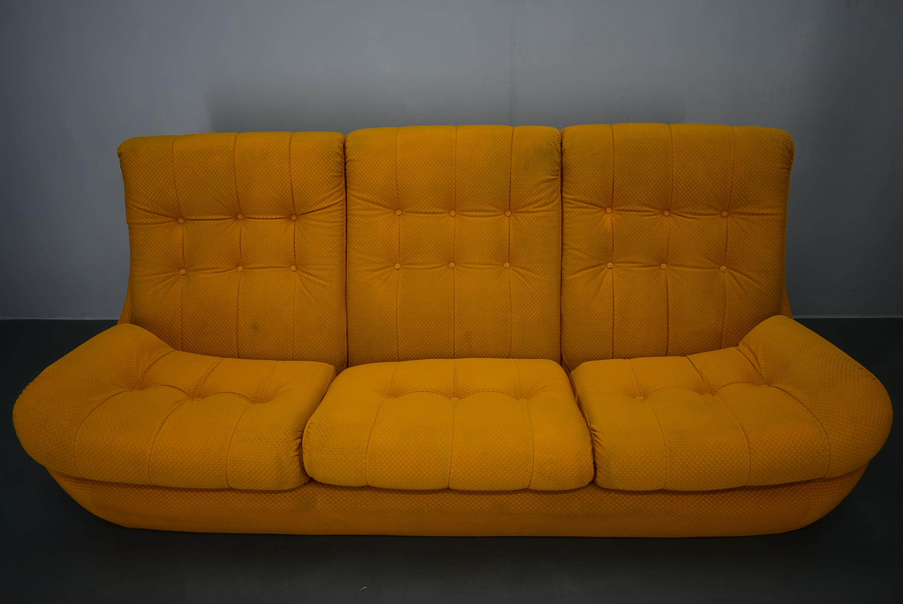Mid-Century Modern 20e siècle, Canapé Atlantis jaune à trois places, années 1960 en vente