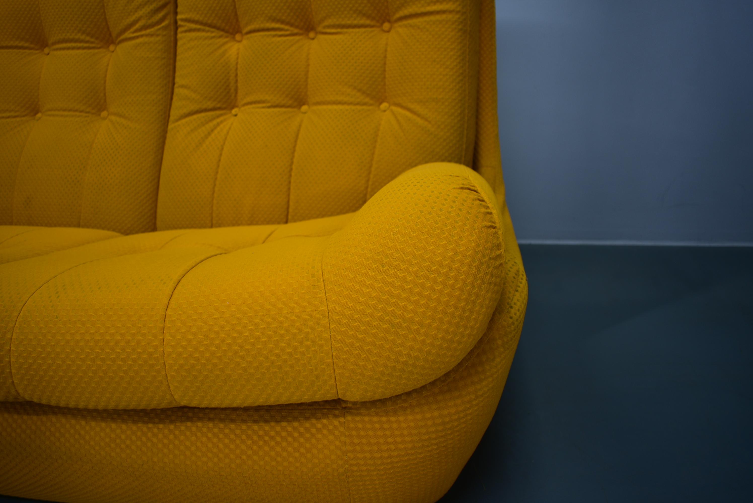 Tchèque 20e siècle, Canapé Atlantis jaune à trois places, années 1960 en vente