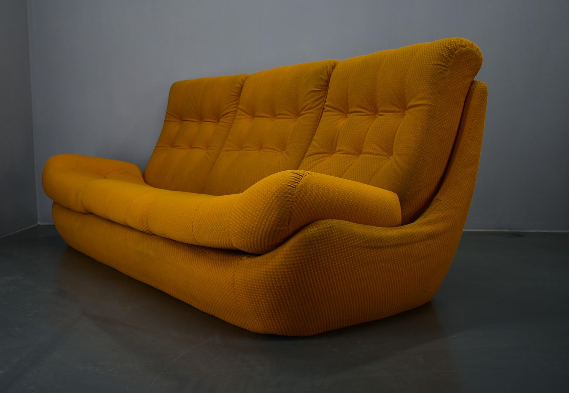 20e siècle, Canapé Atlantis jaune à trois places, années 1960 Bon état - En vente à Praha, CZ
