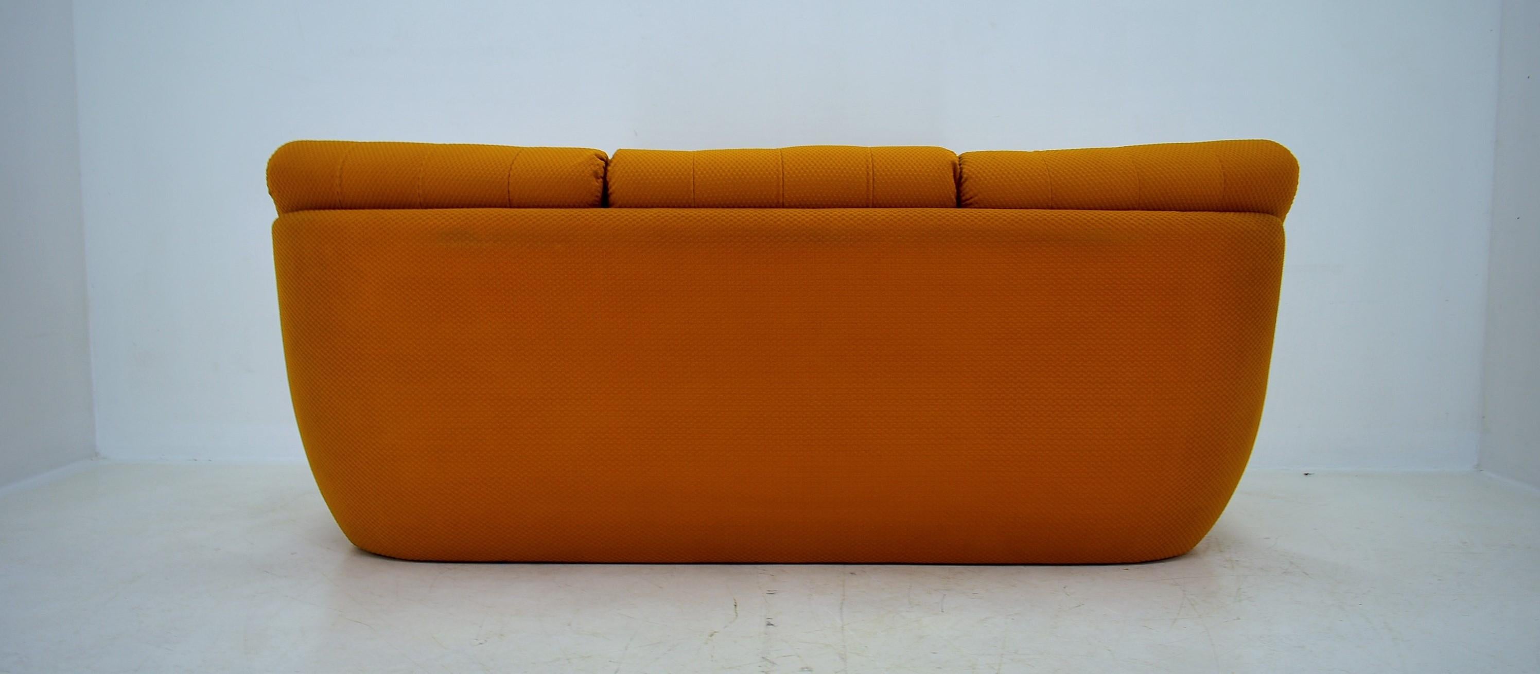 Gelbes Atlantis-Sofa mit drei Sitzen aus dem 20. Jahrhundert, 1960er Jahre im Zustand „Gut“ im Angebot in Praha, CZ