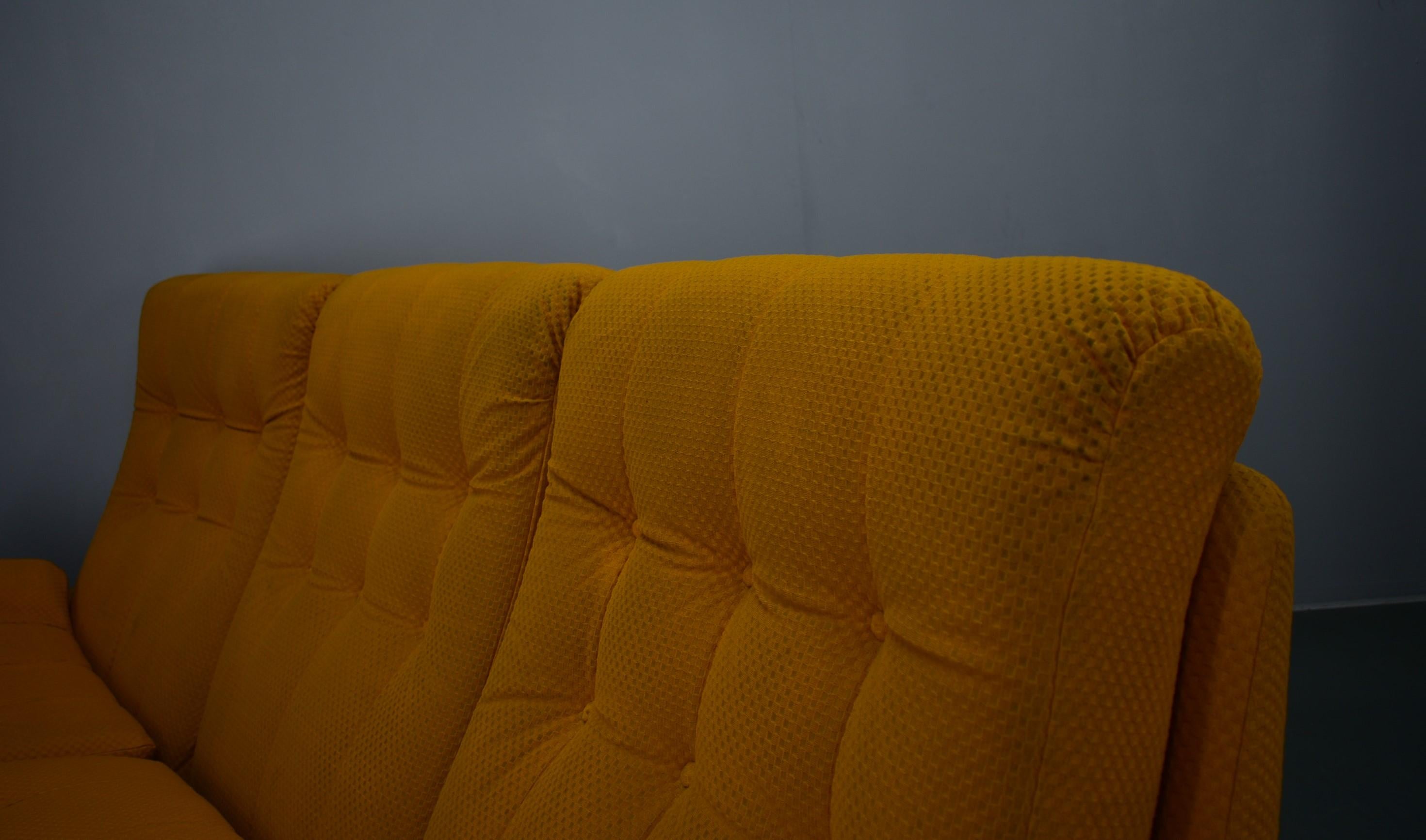 Tissu 20e siècle, Canapé Atlantis jaune à trois places, années 1960 en vente