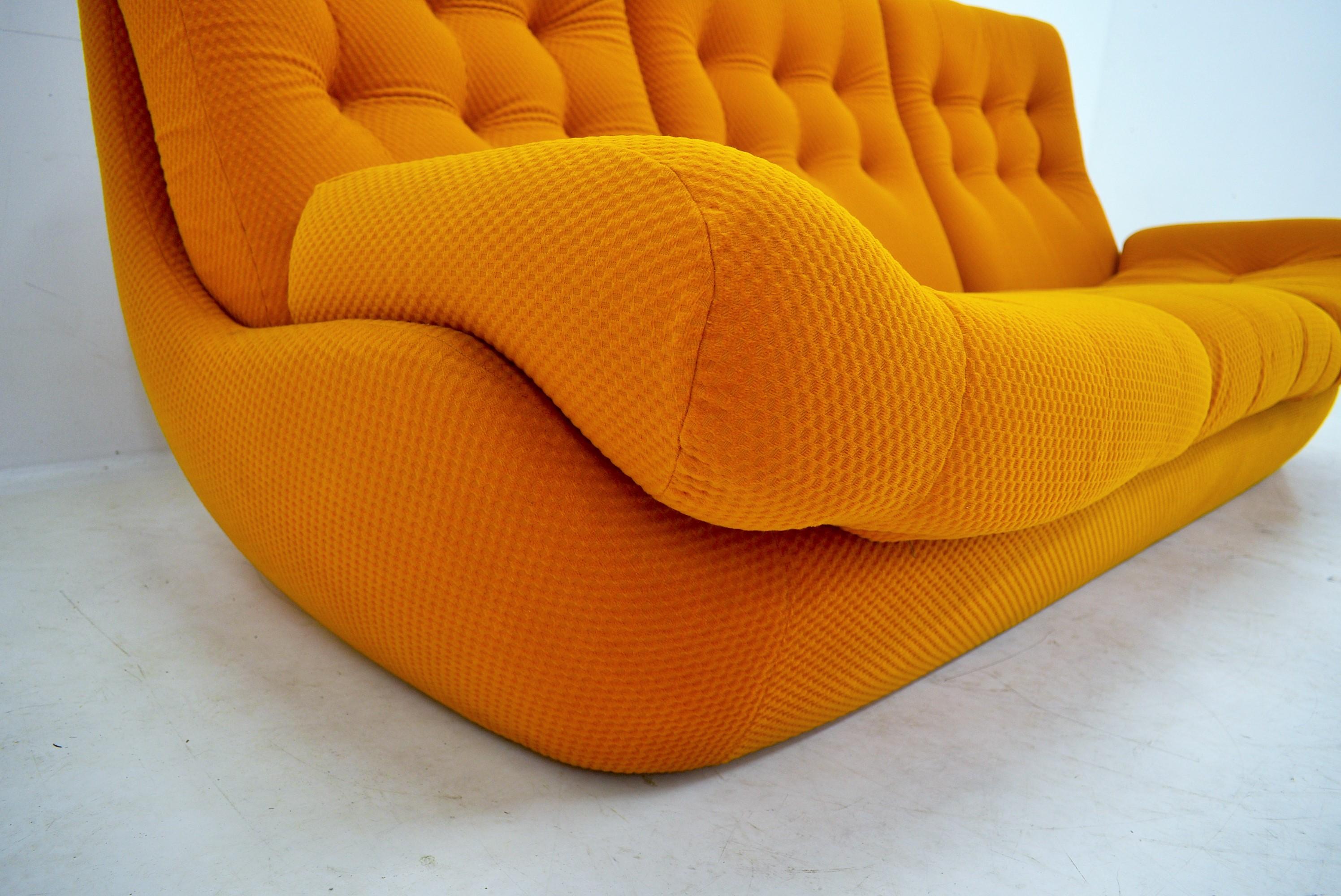 Gelbes Atlantis-Sofa mit drei Sitzen aus dem 20. Jahrhundert, 1960er Jahre (Stoff) im Angebot