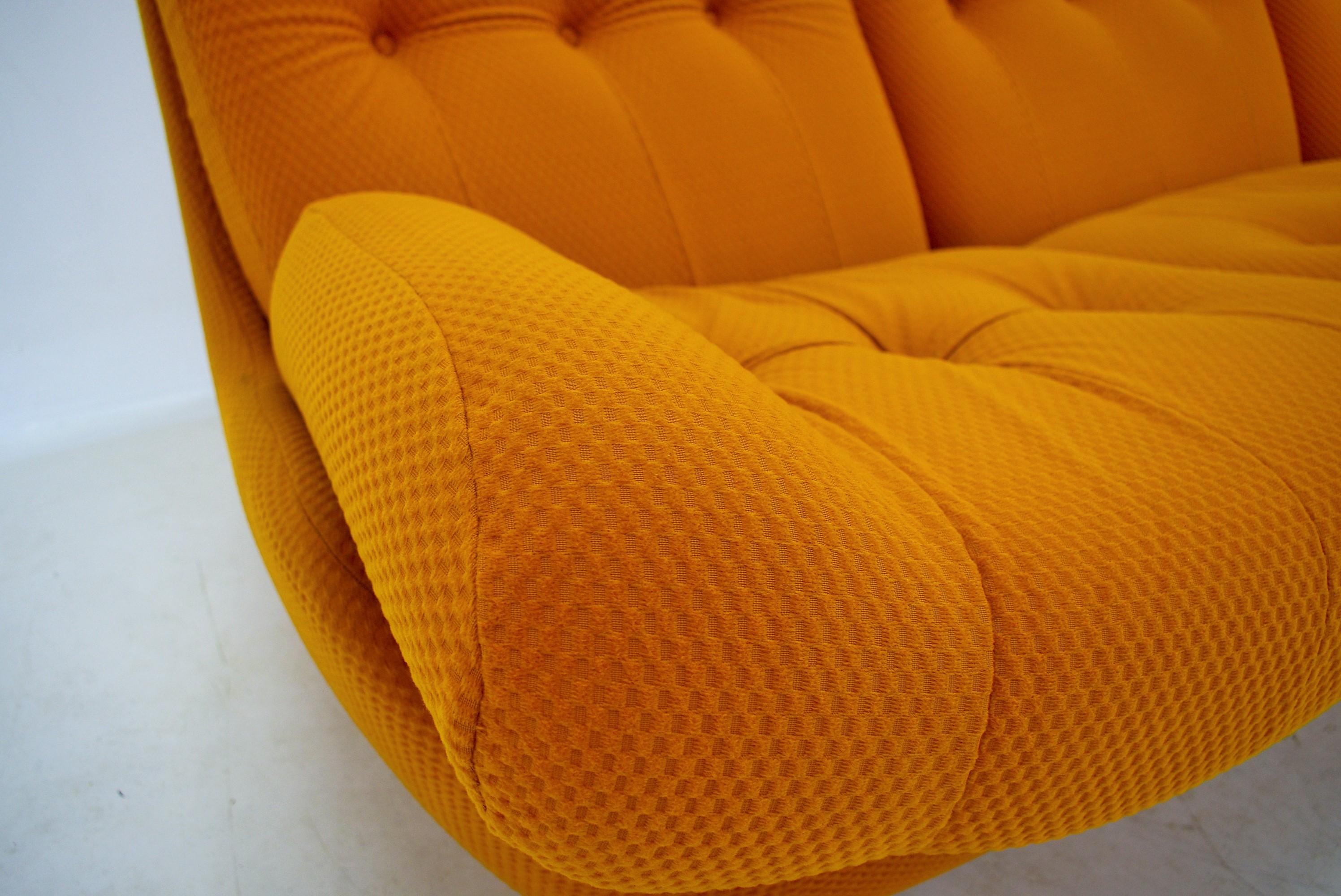 Gelbes Atlantis-Sofa mit drei Sitzen aus dem 20. Jahrhundert, 1960er Jahre im Angebot 1