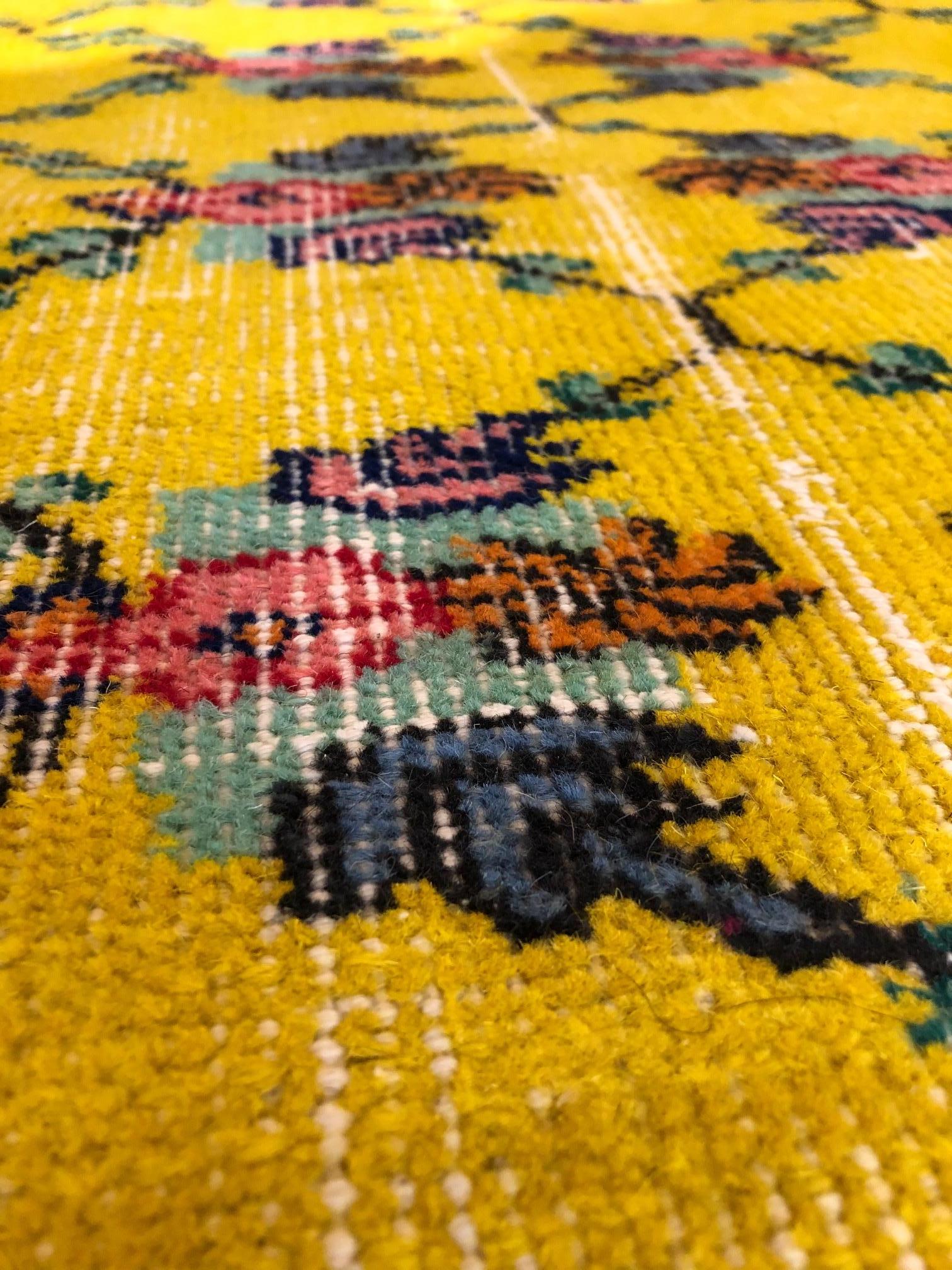 tapis Art Déco turc jaune flottant du 20ème siècle:: conçu par Zeki Muren:: ca 1950 en vente 3