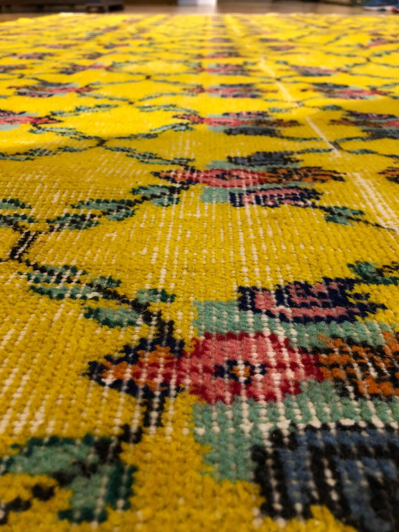 tapis Art Déco turc jaune flottant du 20ème siècle:: conçu par Zeki Muren:: ca 1950 en vente 4