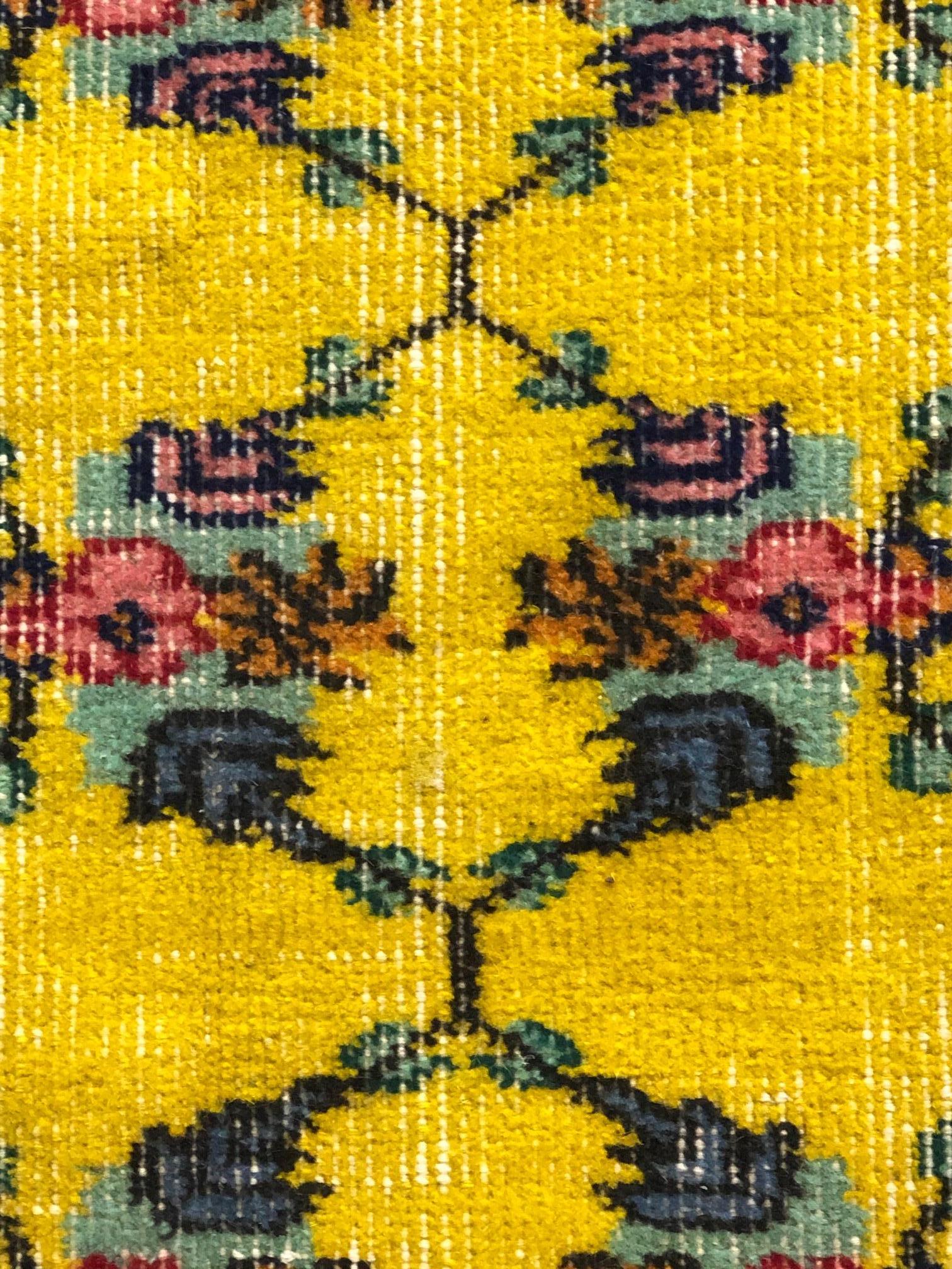 20ième siècle tapis Art Déco turc jaune flottant du 20ème siècle:: conçu par Zeki Muren:: ca 1950 en vente