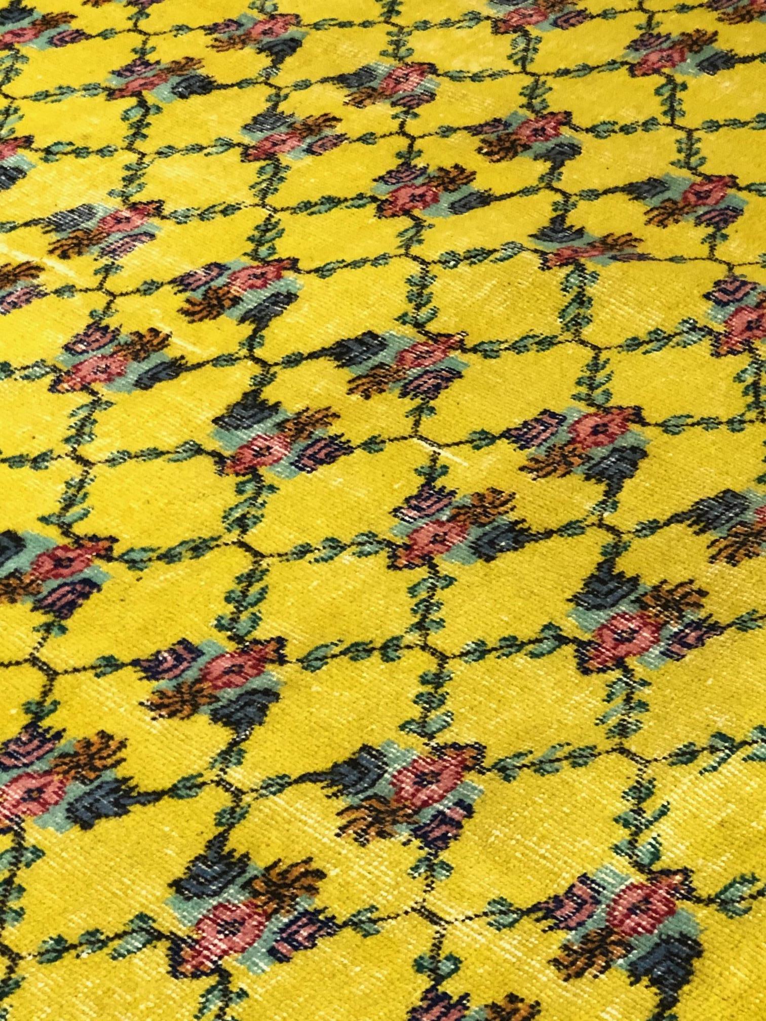 Laine tapis Art Déco turc jaune flottant du 20ème siècle:: conçu par Zeki Muren:: ca 1950 en vente