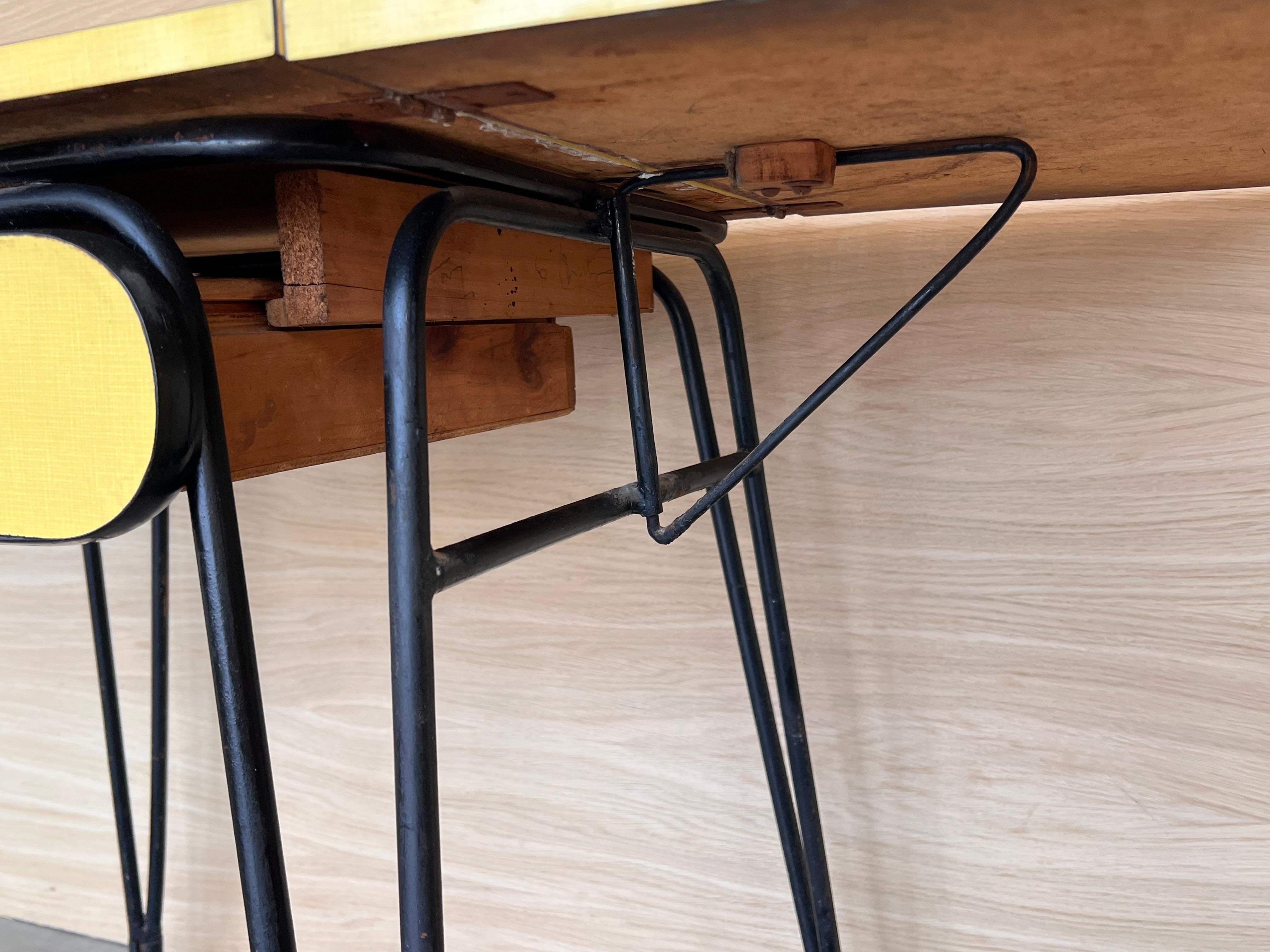 Bureau d'école pour enfants Formica jaune du 20ème siècle avec deux feuilles en vente 6