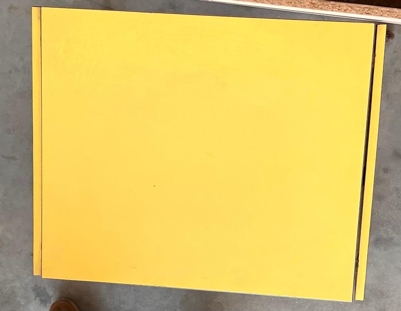 Bureau d'école pour enfants Formica jaune du 20ème siècle avec deux feuilles en vente 9