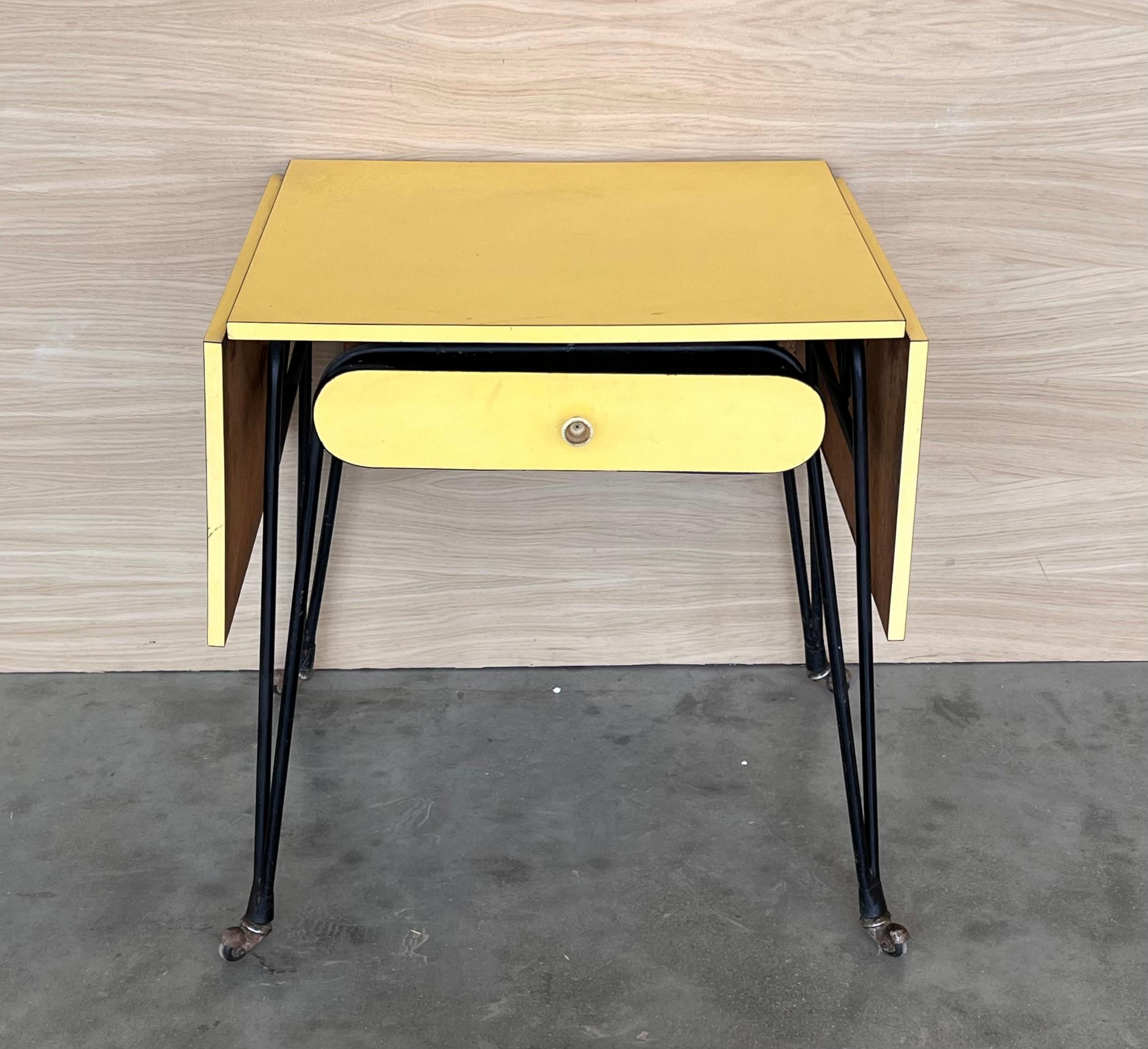 Mid-Century Modern Bureau d'école pour enfants Formica jaune du 20ème siècle avec deux feuilles en vente
