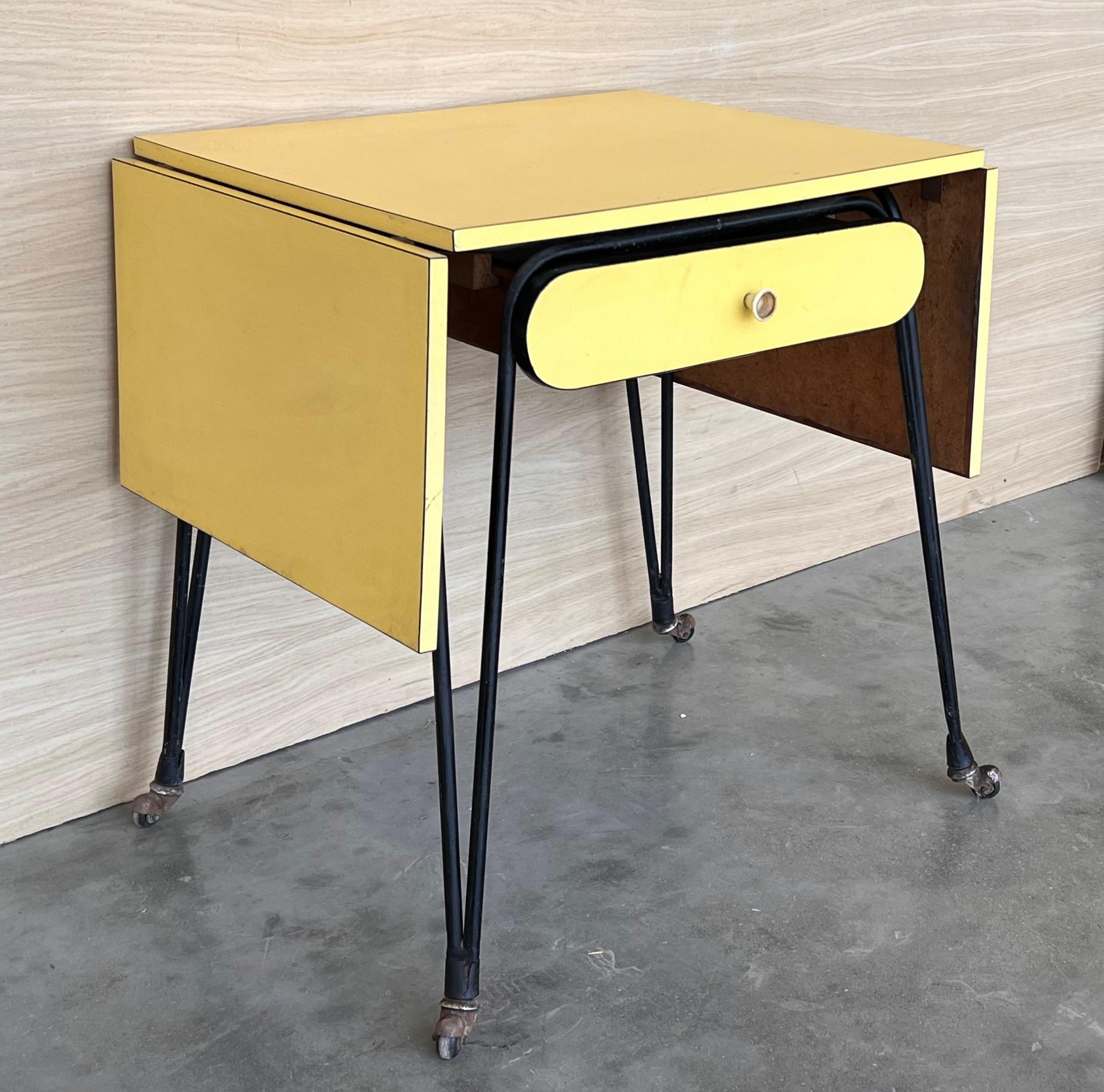 20th Century Yellow Formica children's school desk with two leaves In Good Condition For Sale In Miami, FL