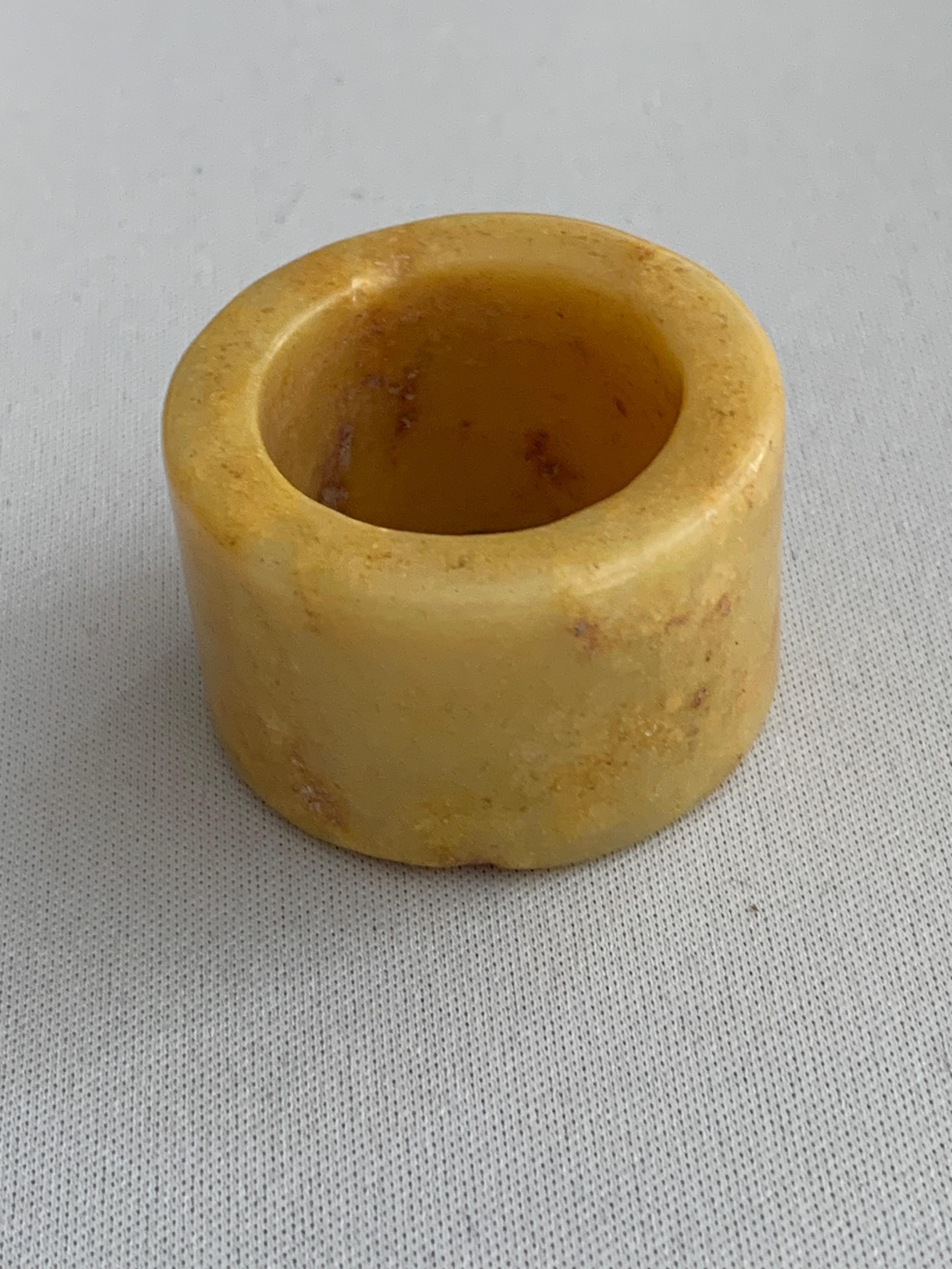 Pietra di giada gialla screziata
Anello degli arcieri del XX secolo
Datato anni '70
Pezzo pesante e spesso - indossato sul pollice
o come complemento decorativo per interni 
Il design ha origine nell'antica Cina, dove veniva utilizzato per far