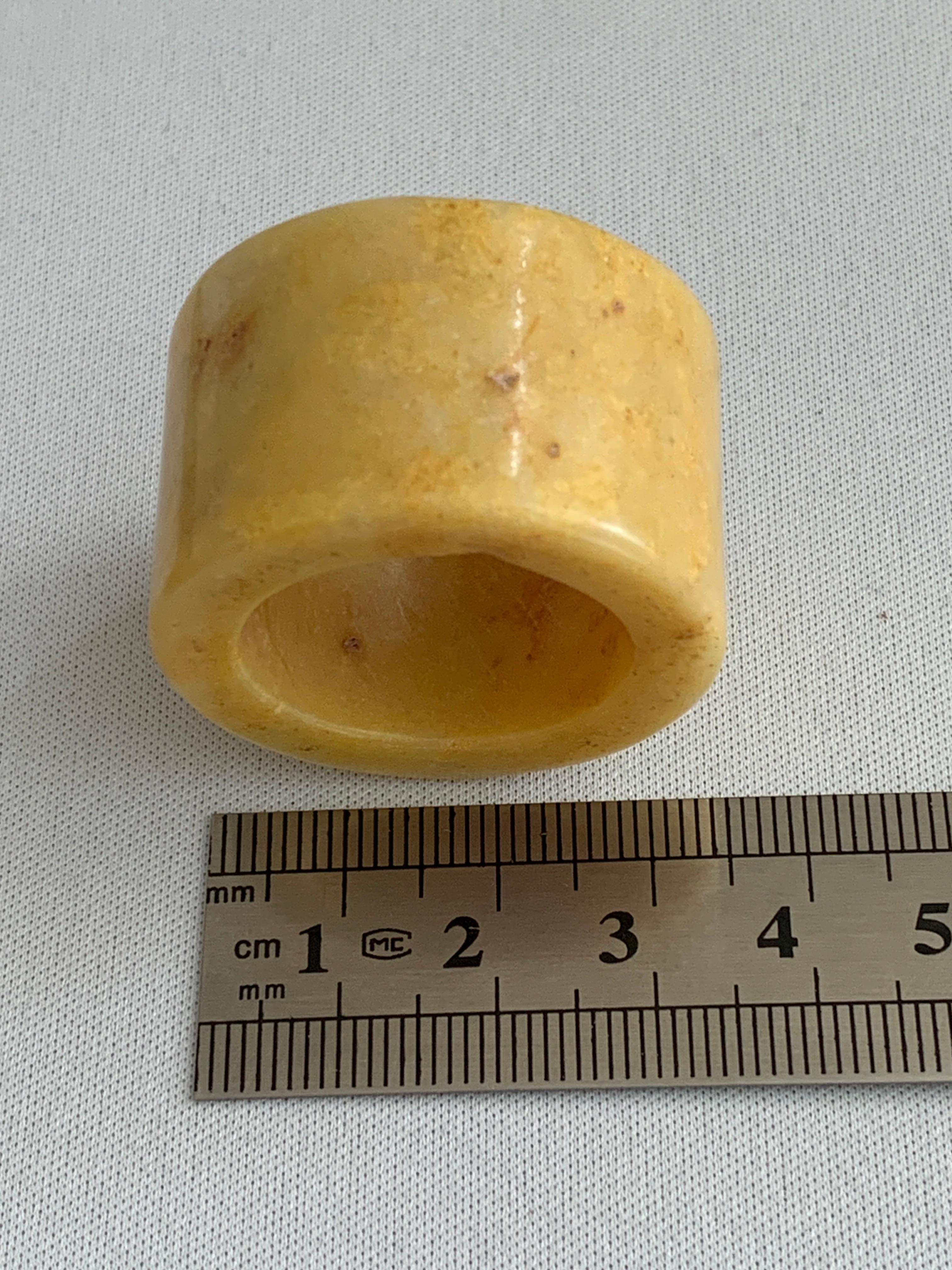 Artigiano Anello degli arcieri con pietra di giada gialla del XX secolo in vendita