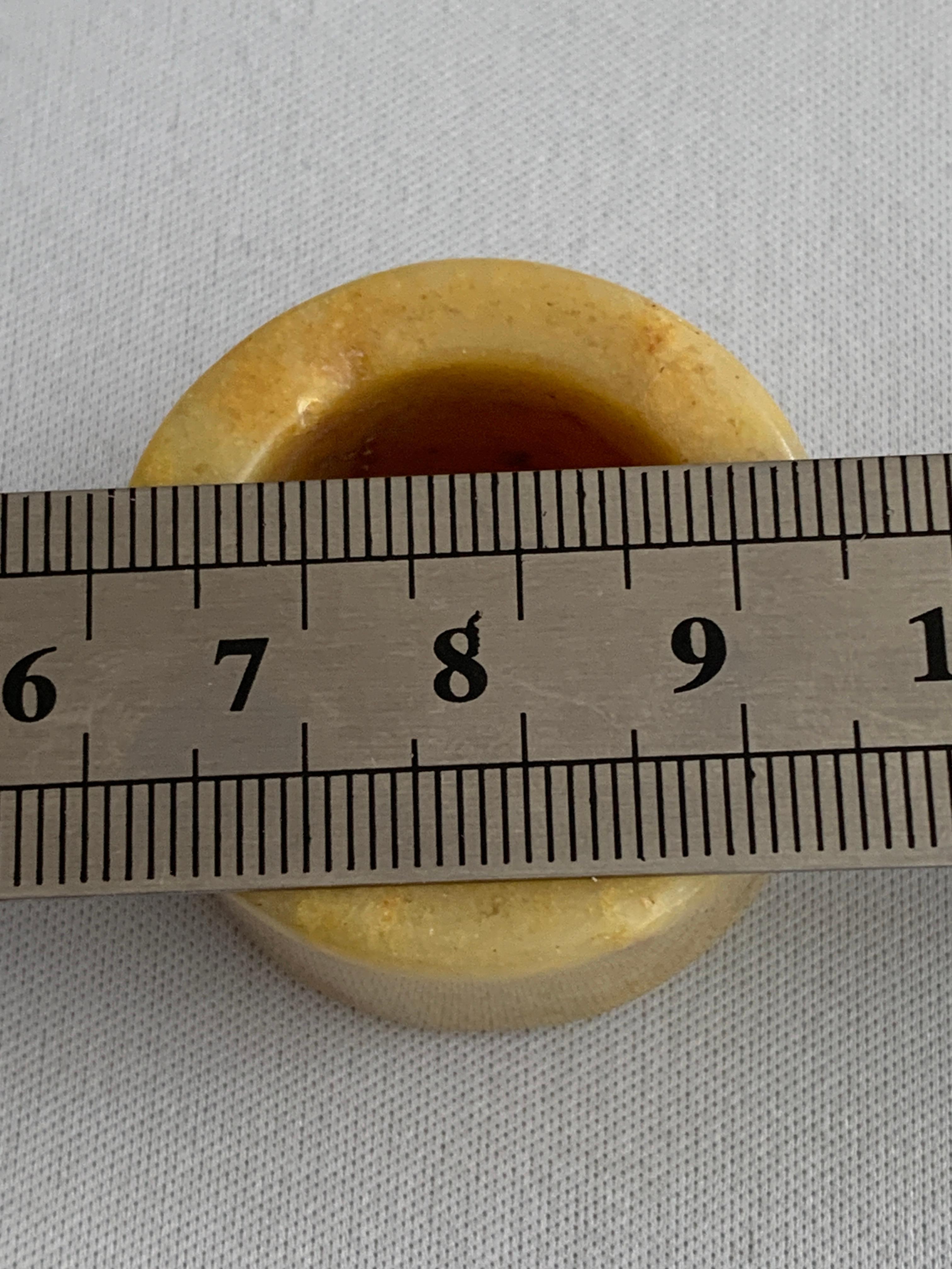 Grezzo Anello degli arcieri con pietra di giada gialla del XX secolo in vendita