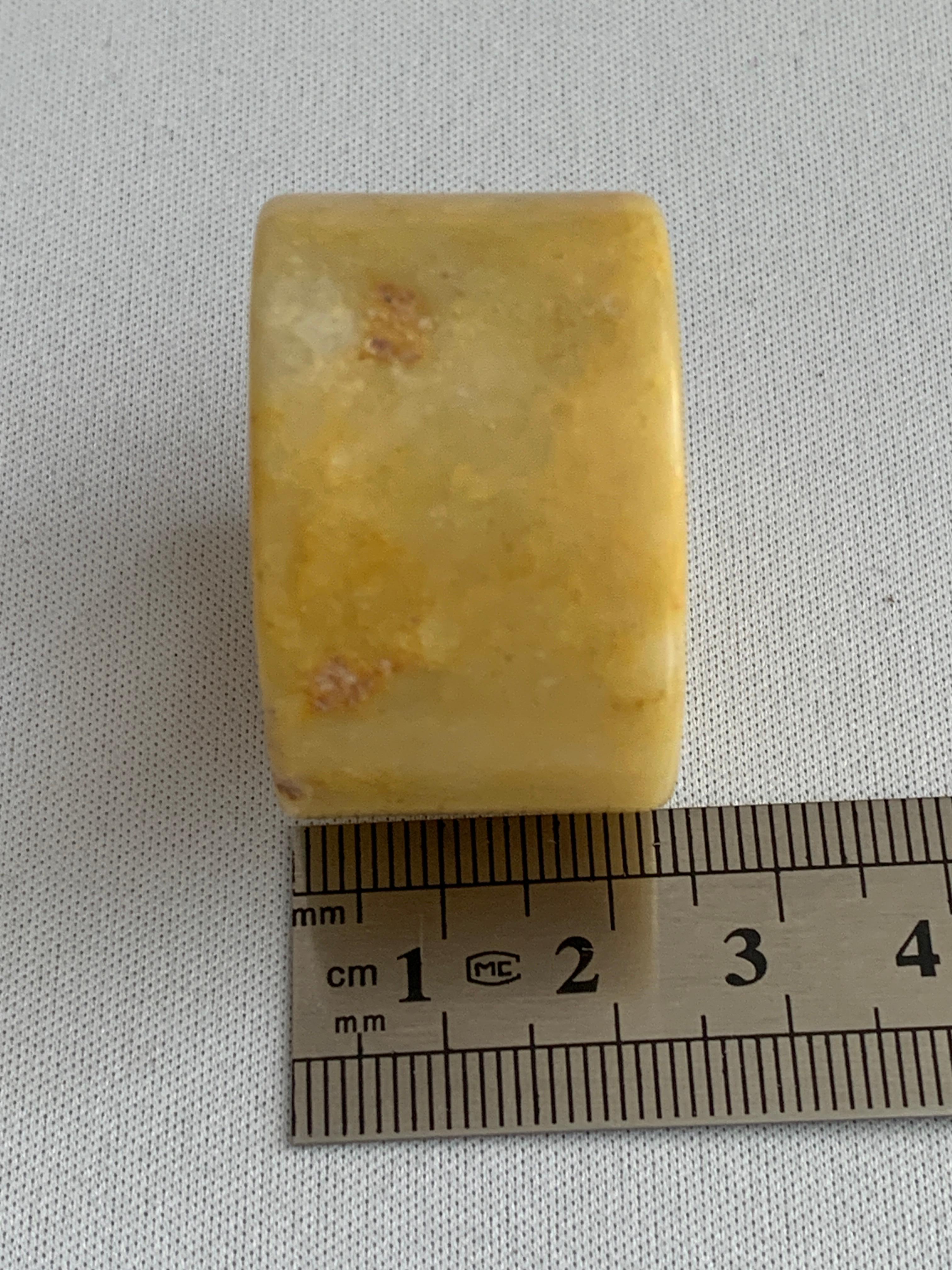 Anello degli arcieri con pietra di giada gialla del XX secolo In condizioni ottime in vendita a London, GB
