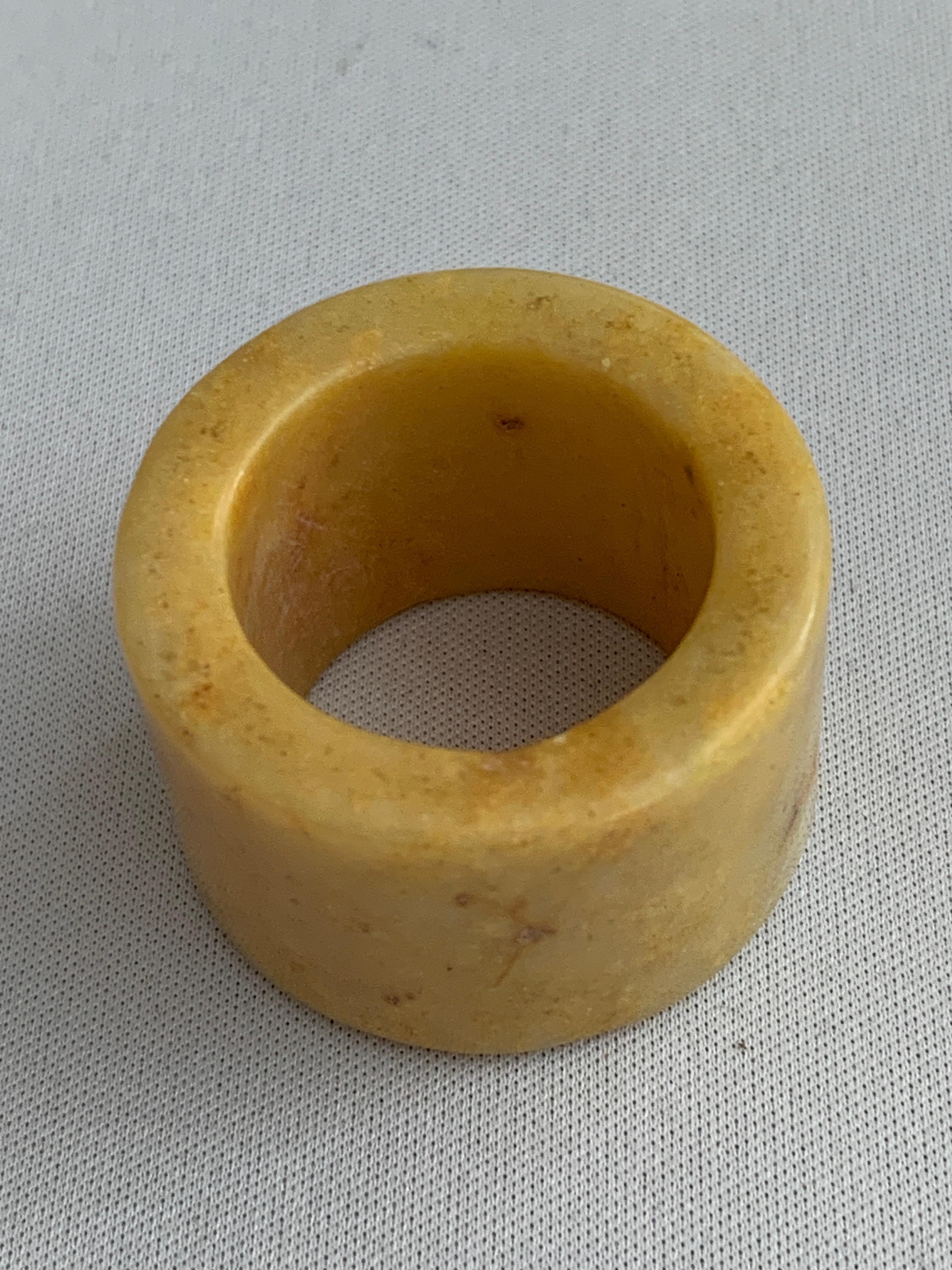 da uomo o donna Anello degli arcieri con pietra di giada gialla del XX secolo in vendita