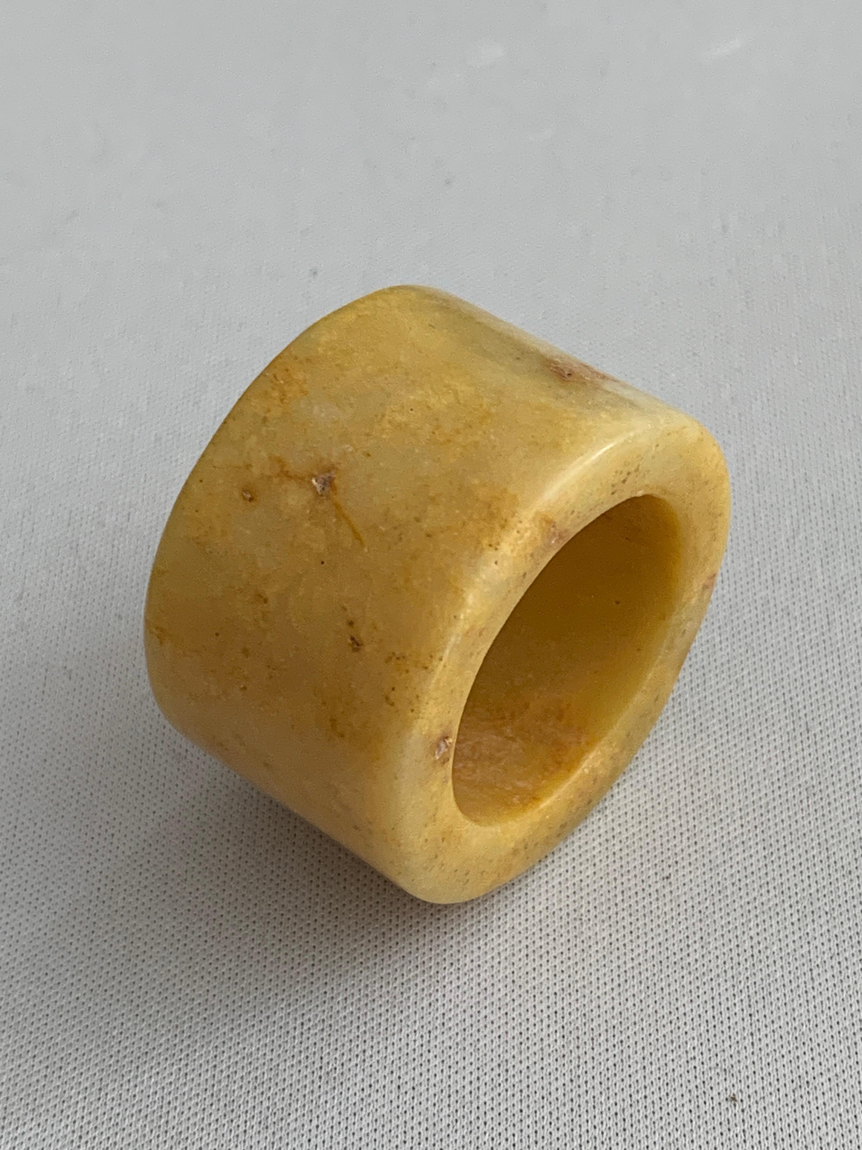 Anello degli arcieri con pietra di giada gialla del XX secolo in vendita 1