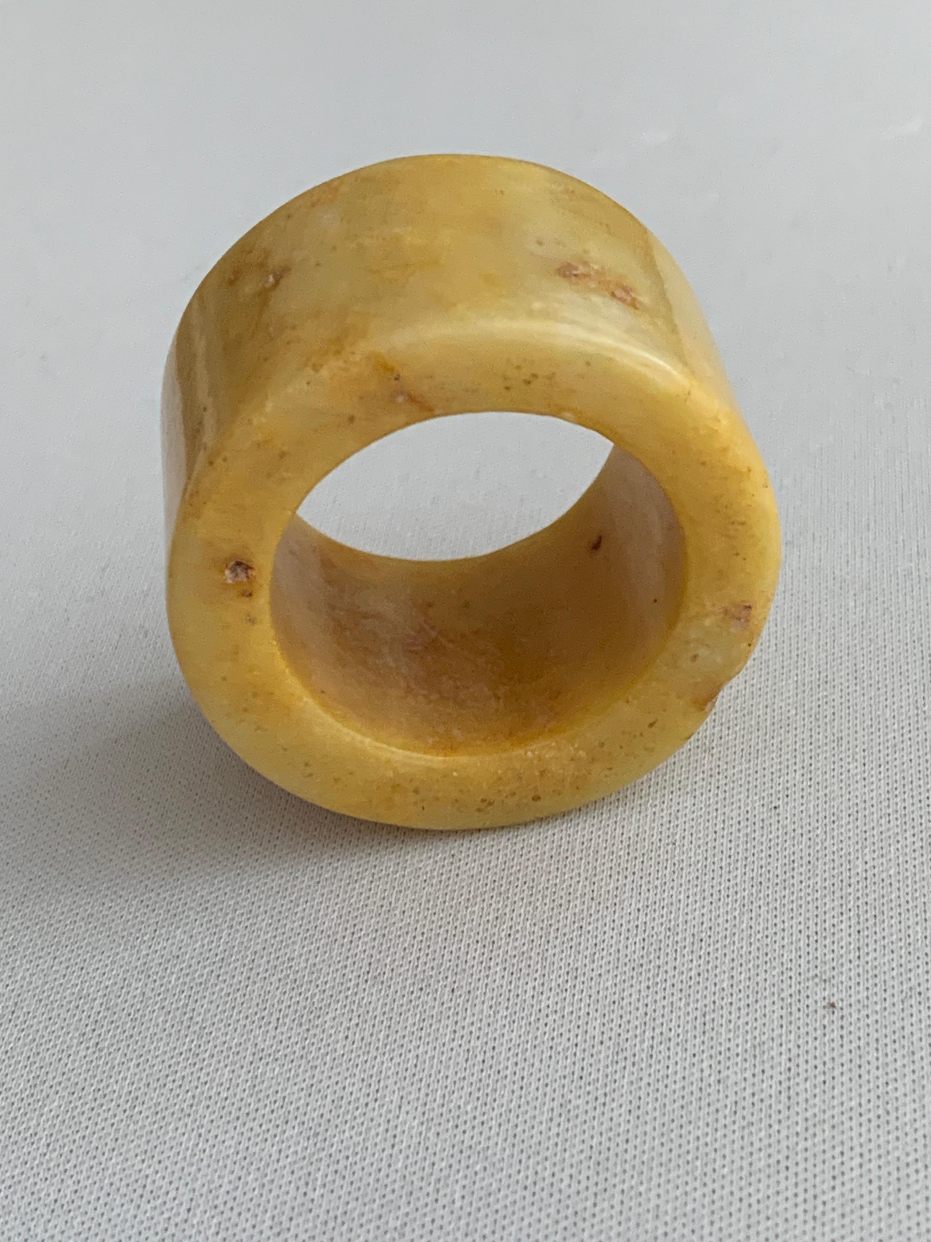 Anello degli arcieri con pietra di giada gialla del XX secolo in vendita 2