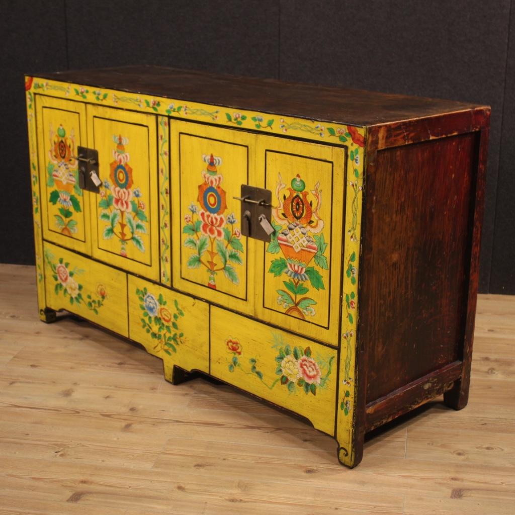 20th century Chinese sideboard. Exotic wood furniture nicely adorned with lacquering and frontal decoration with floral and animal elements. Top and sides in wood. Sideboard with four doors of excellent capacity and service, ideal for a living room.