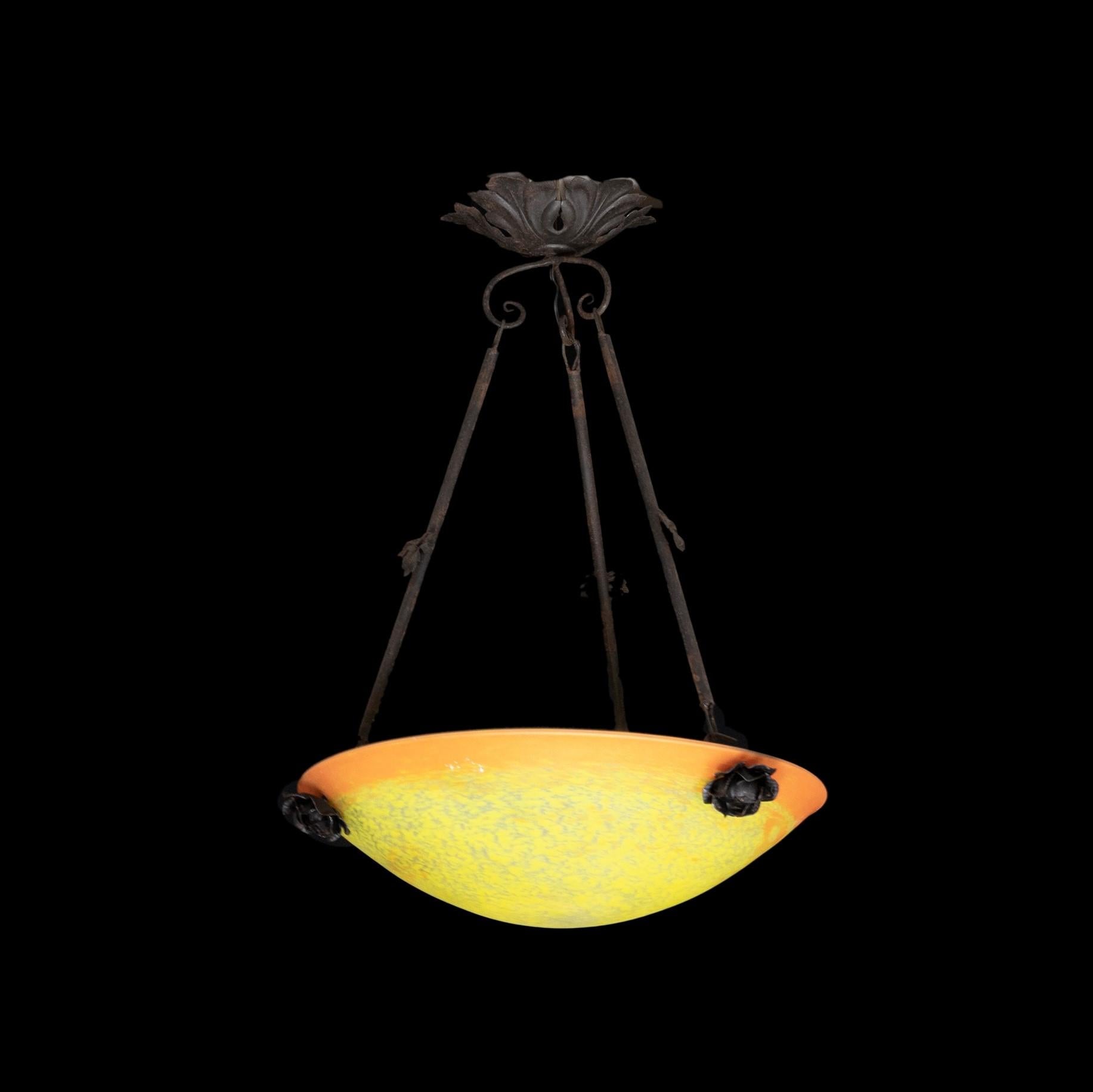 A chandelier with Nancy glass base in shades of yellow and orange mounted on wrought iron. In woriking conditions. Reviewd recently. Height adjustable from 1m to 55 cm.
Dimensions: length 38 cm height 55 cm - adjustable height to 155 cm

The