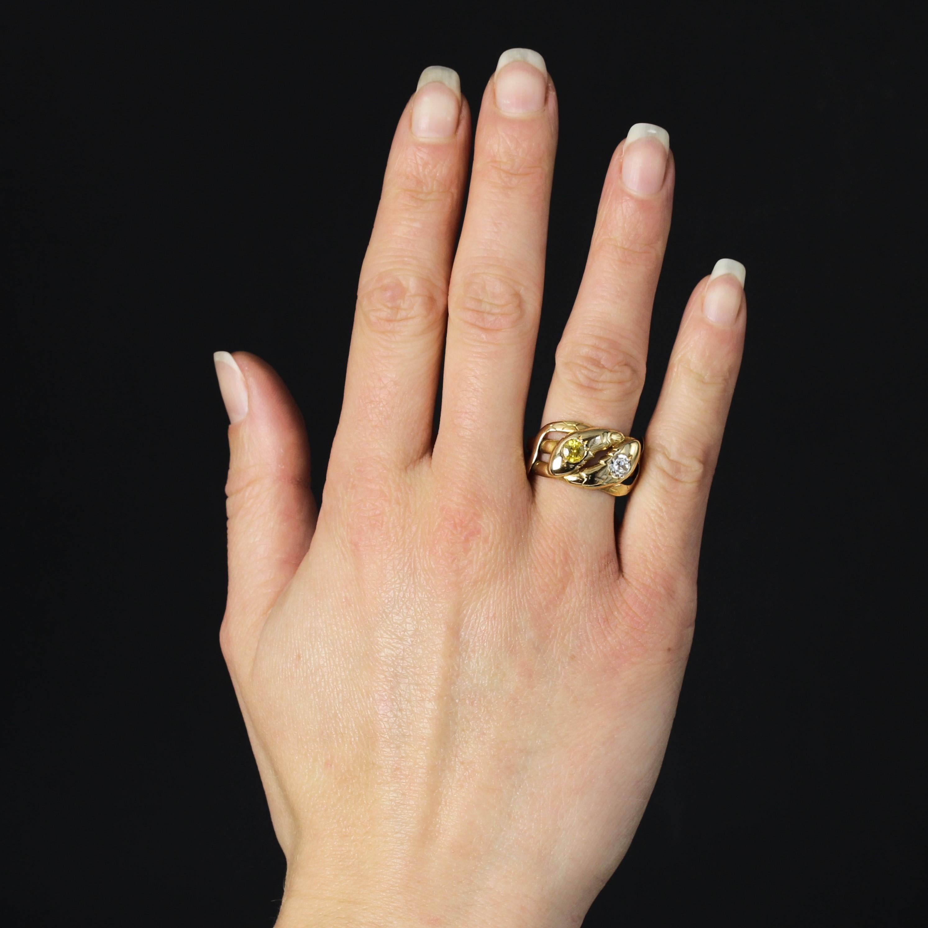 Ring in 18 karat yellow gold, owl hallmark.
The setting of this antique snake ring is formed by 2 flat rings forming the animals' bodies, which curl over the top, ending in a motif representing their heads and tails. One of the heads is set with a
