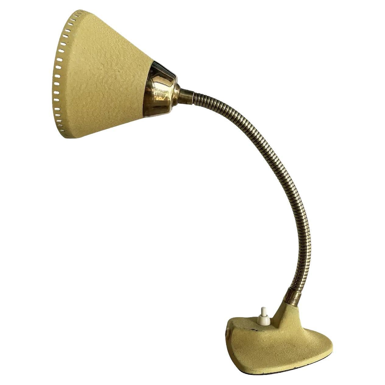 Lampe de bureau suédoise en métal jaune du 20e siècle, petite lampe vintage par Ewå Värnamo