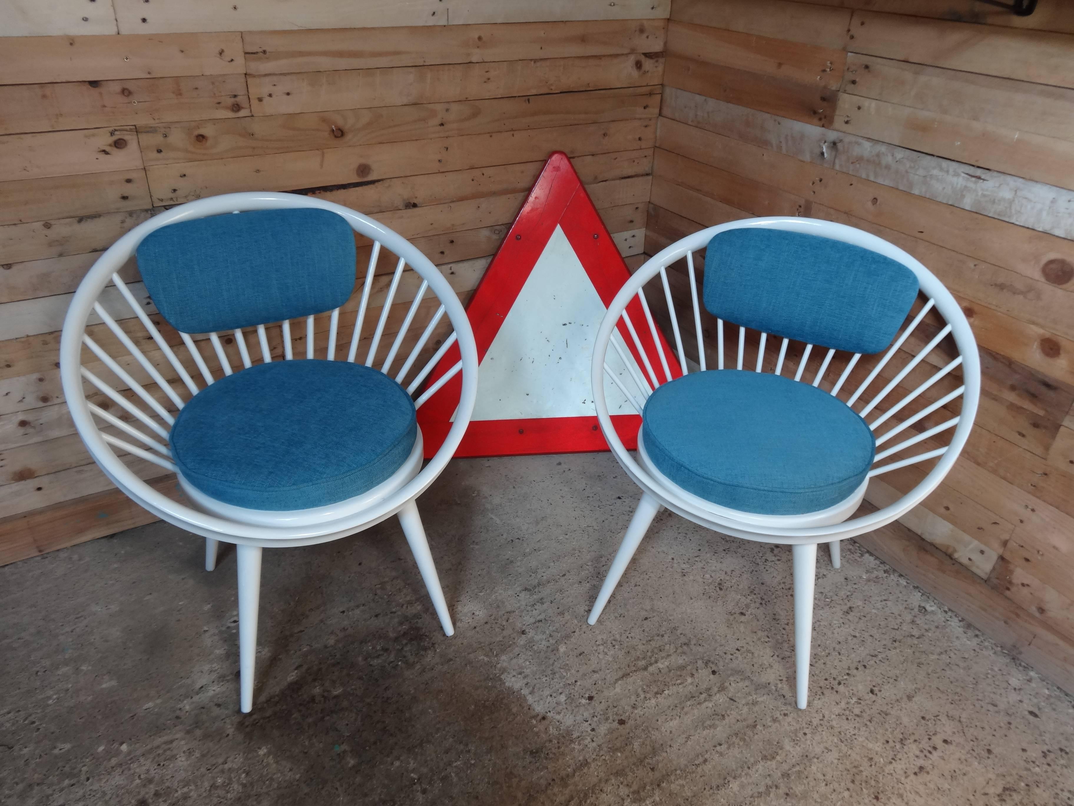 Chaises circulaires classiques Yngve Ekström des années 1960 du 20e siècle, nouvellement rembourrées. Conçu pour les Swedese.

Le prix de livraison est pour 1 chaise, s'il vous plaît laissez-moi savoir si vous voulez les deux et je vais vous obtenir