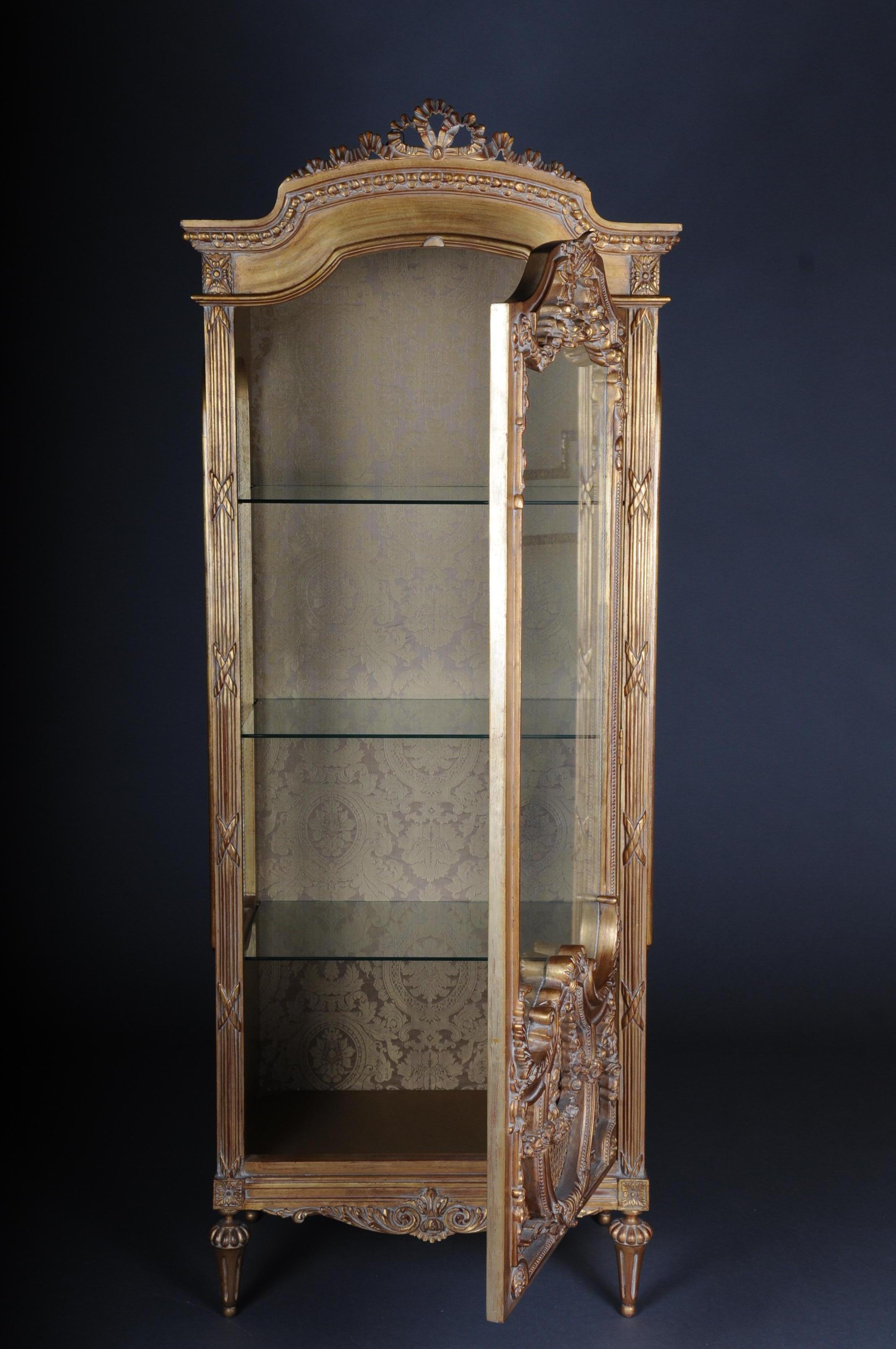 20th Century Elegant French Showcase in Louis XVI Style In Good Condition For Sale In Berlin, DE