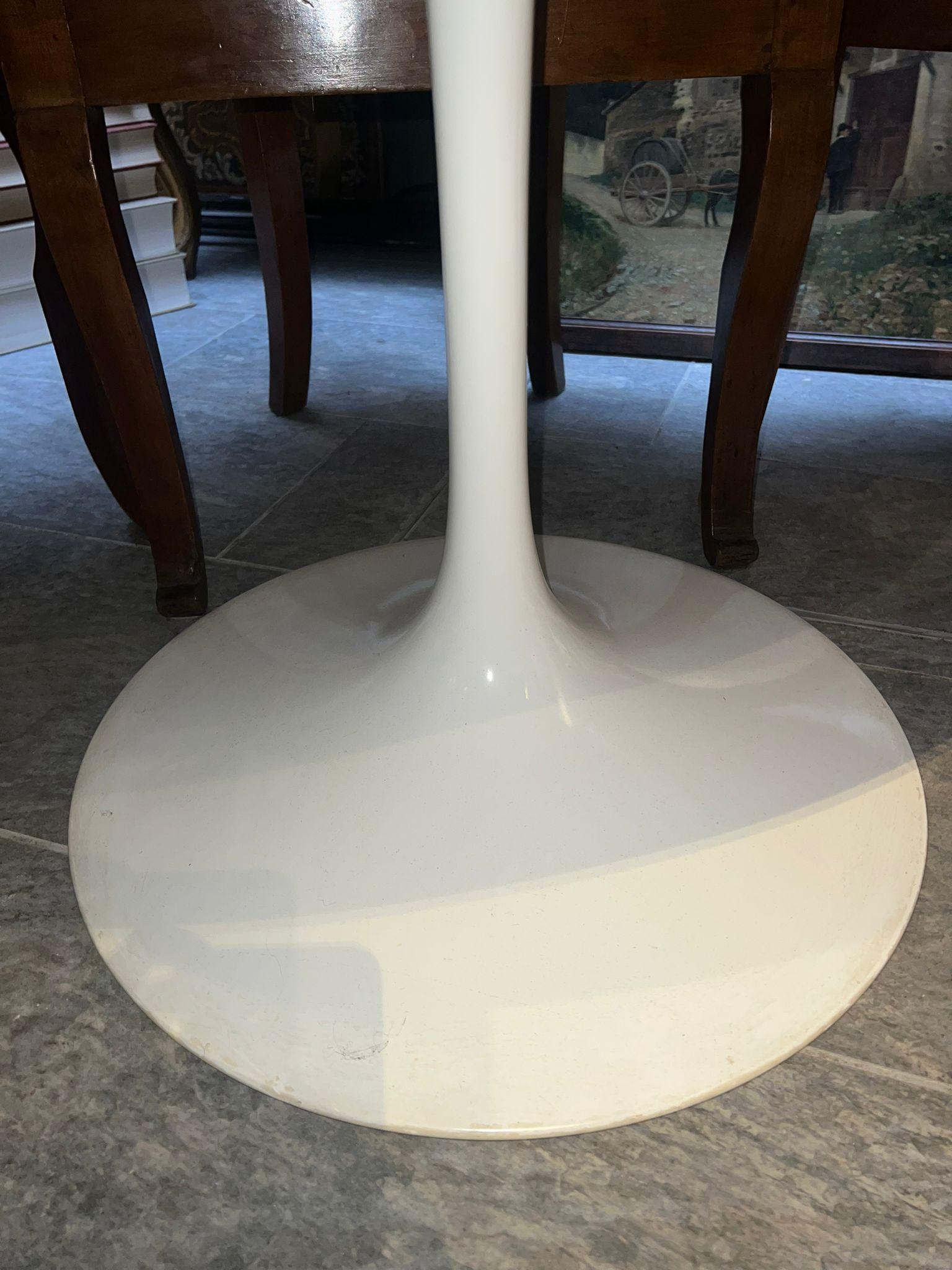 20th Cenuty Tulip Table in Full White Color In Good Condition For Sale In Firenze, IT