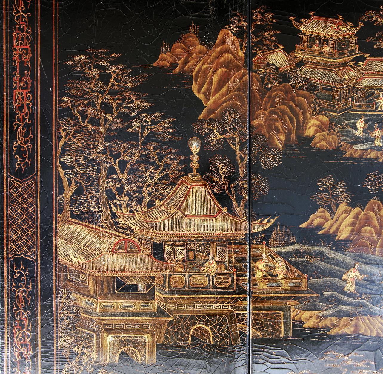 20th Chinese Screen in Black Lacquered Wood and Decorated in Gold In Excellent Condition In Brescia, IT