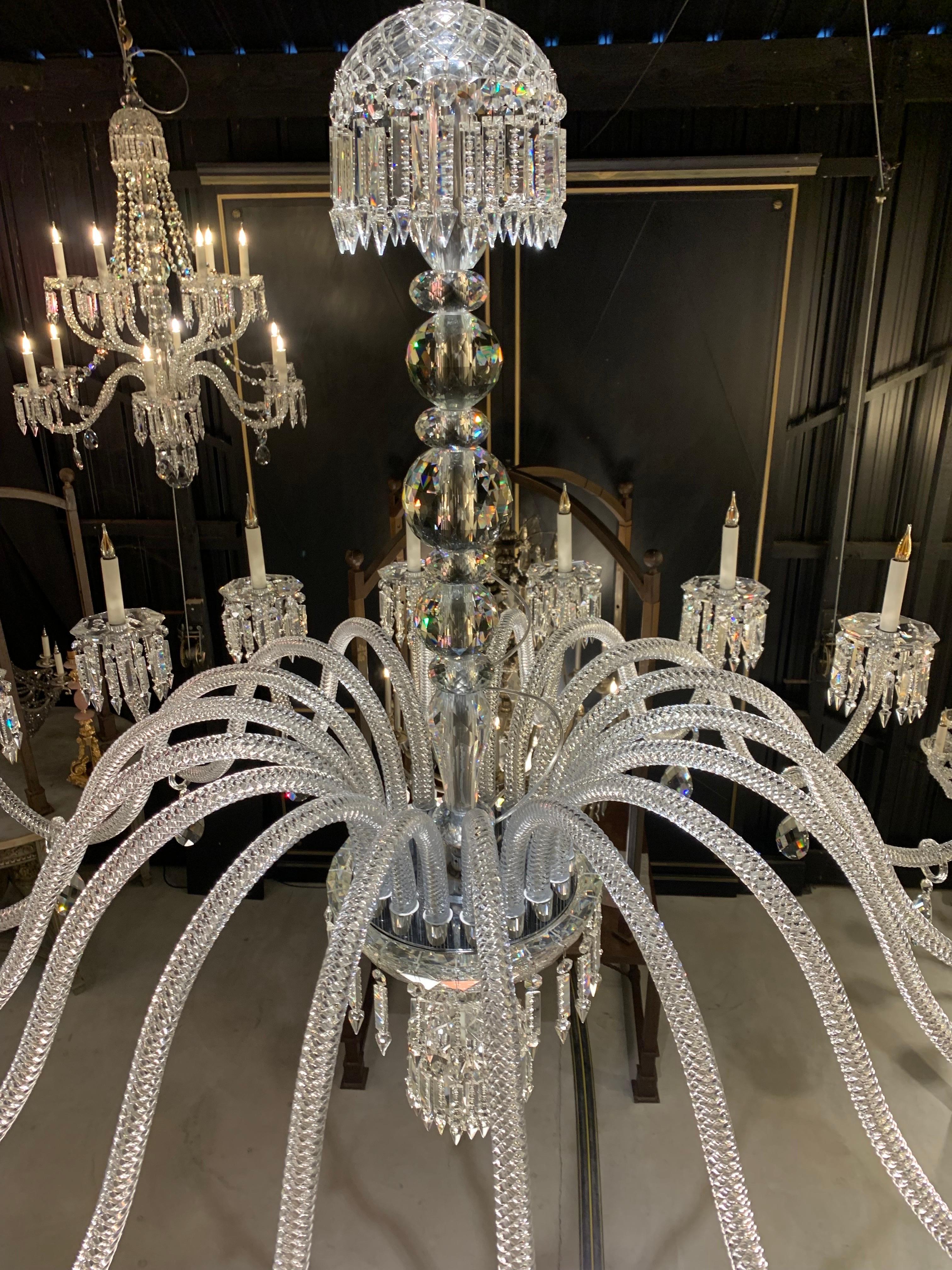 20th Crystal Chandelier of 18 lights with twisted arms Inspired of Baccarat In Excellent Condition For Sale In SAINT-OUEN-SUR-SEINE, FR