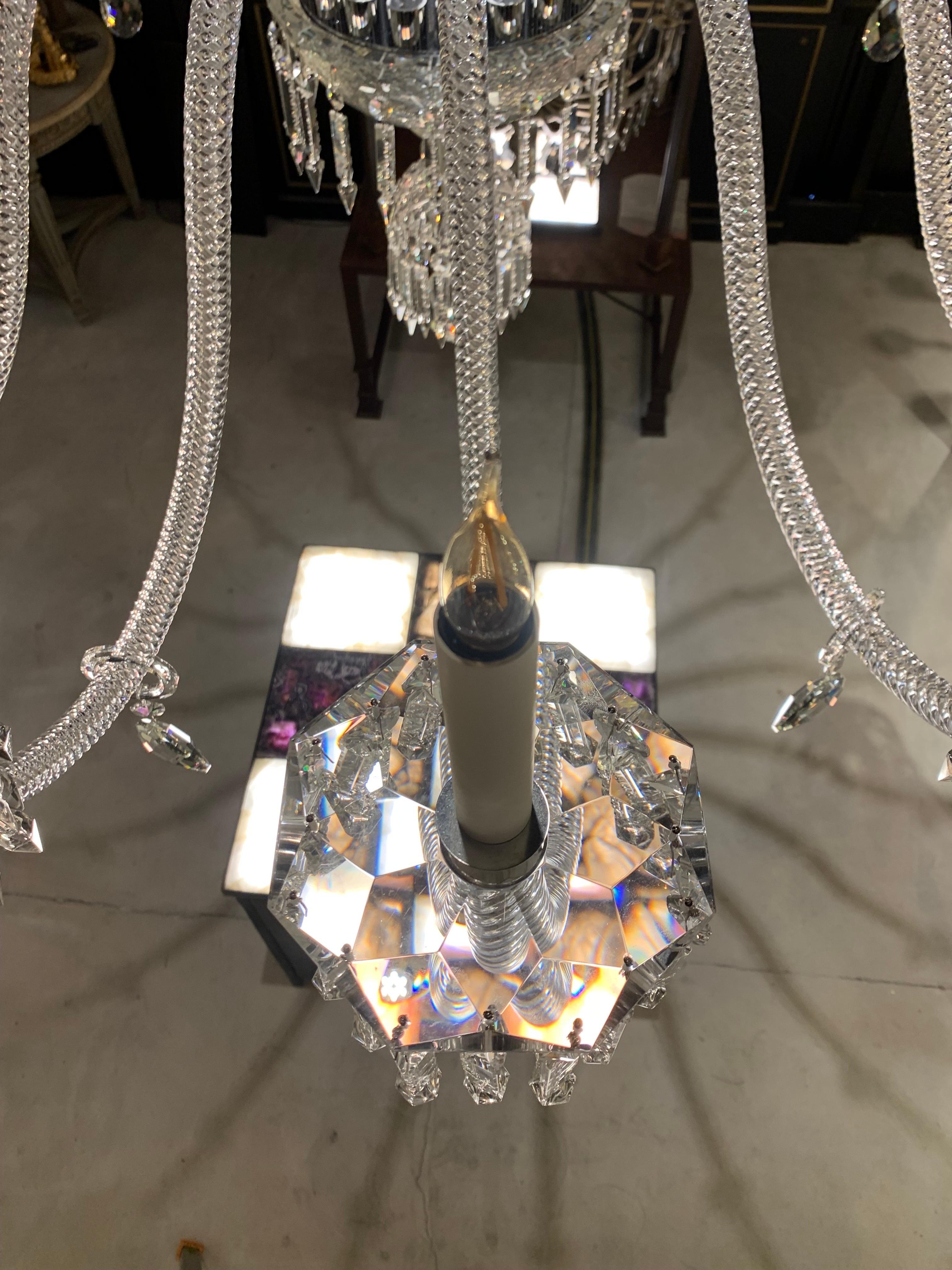 20ème Lustre en cristal de 18 Lights avec bras torsadés Inspiré de Baccarat Excellent état - En vente à SAINT-OUEN-SUR-SEINE, FR