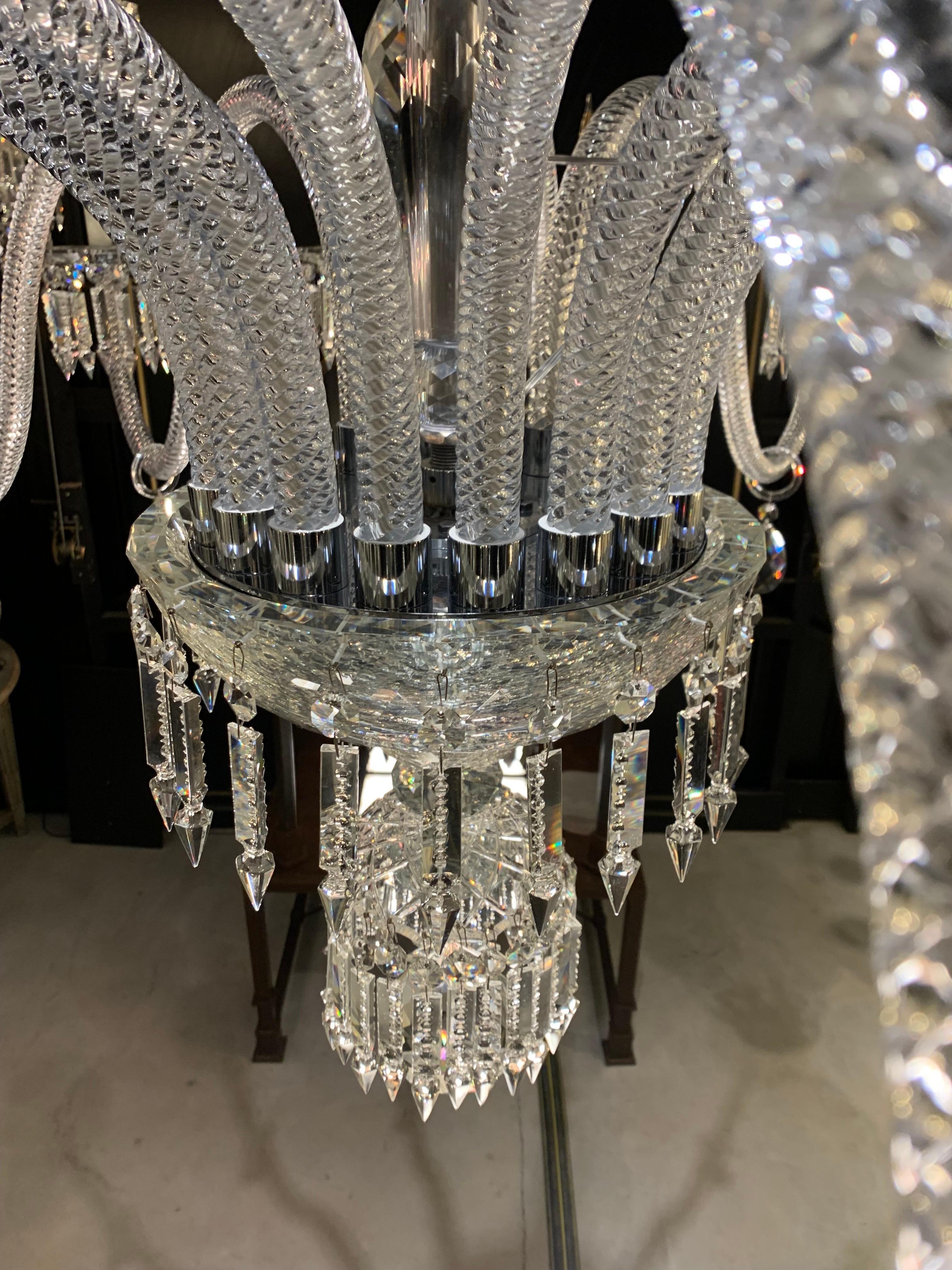 20ième siècle 20ème Lustre en cristal de 18 Lights avec bras torsadés Inspiré de Baccarat en vente