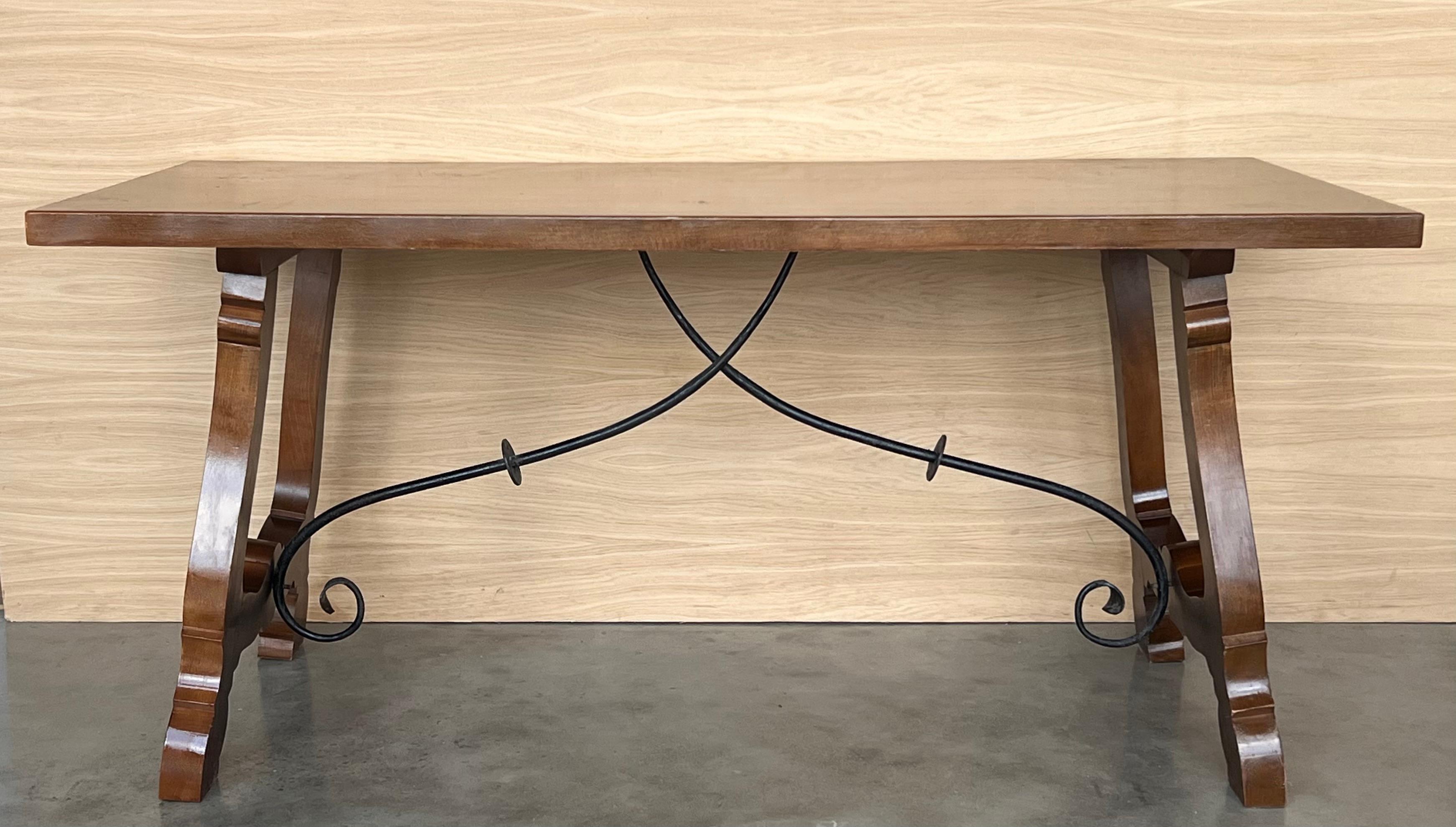 Table de salle à manger en noyer avec pieds lyre sculptés et plateau lourd. 
Les pieds de la lyre sont très épais.
Belle civière en fer, espagnole, 19e siècle.
