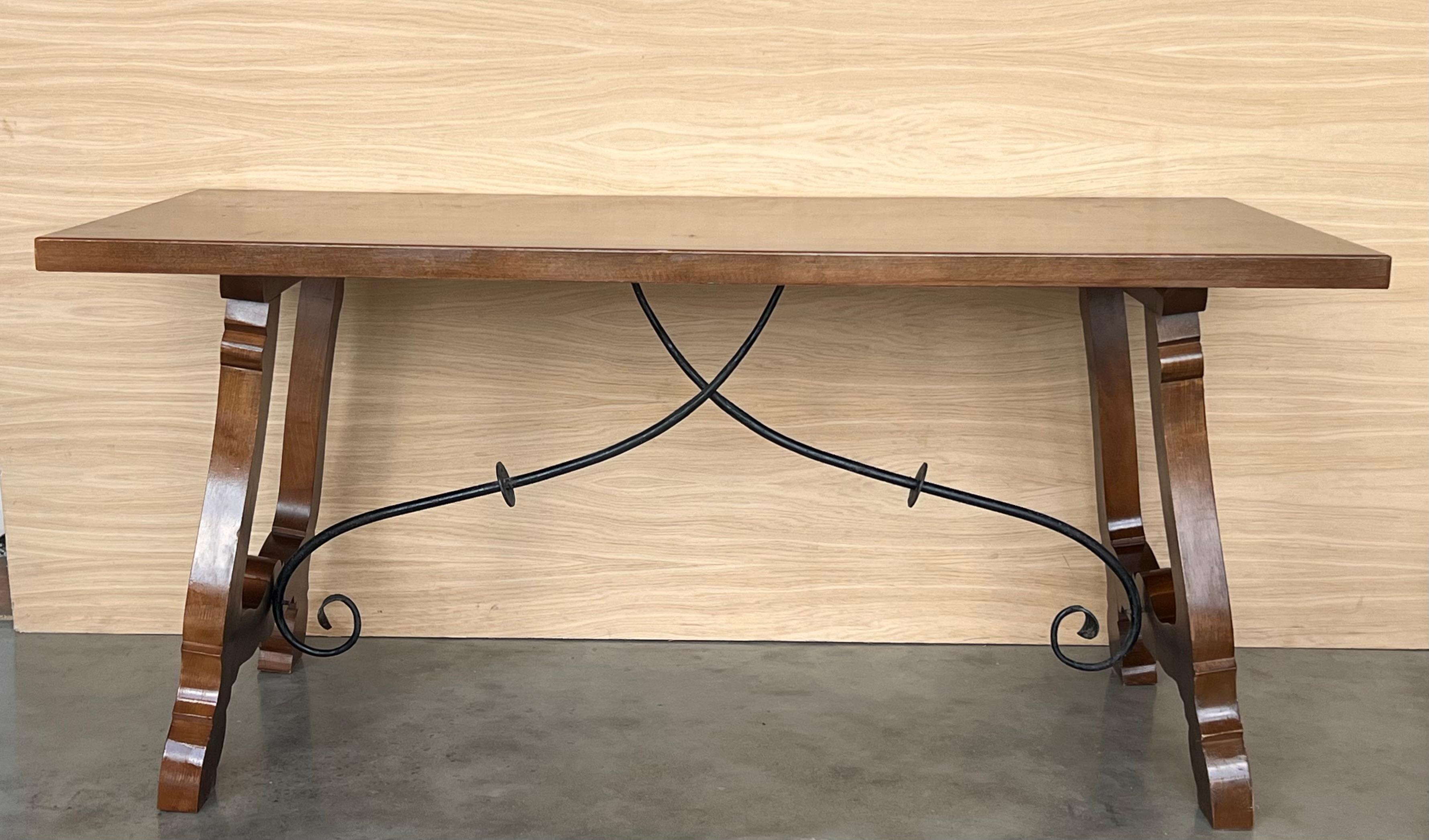 Baroque Table de salle à manger ou console en noyer à pieds en lyre et plateau lourd, Espagne, 20e siècle en vente