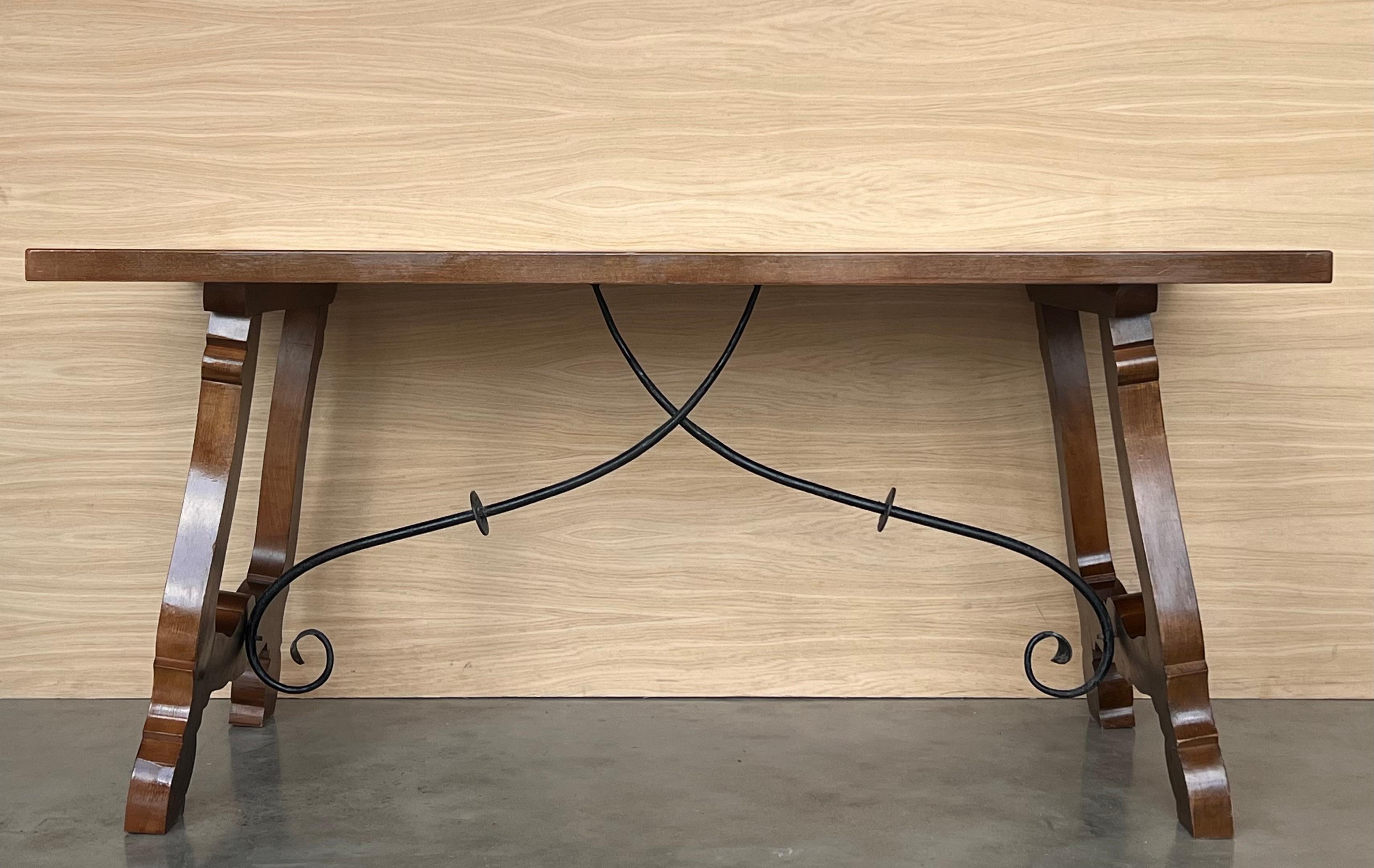 Espagnol Table de salle à manger ou console en noyer à pieds en lyre et plateau lourd, Espagne, 20e siècle en vente