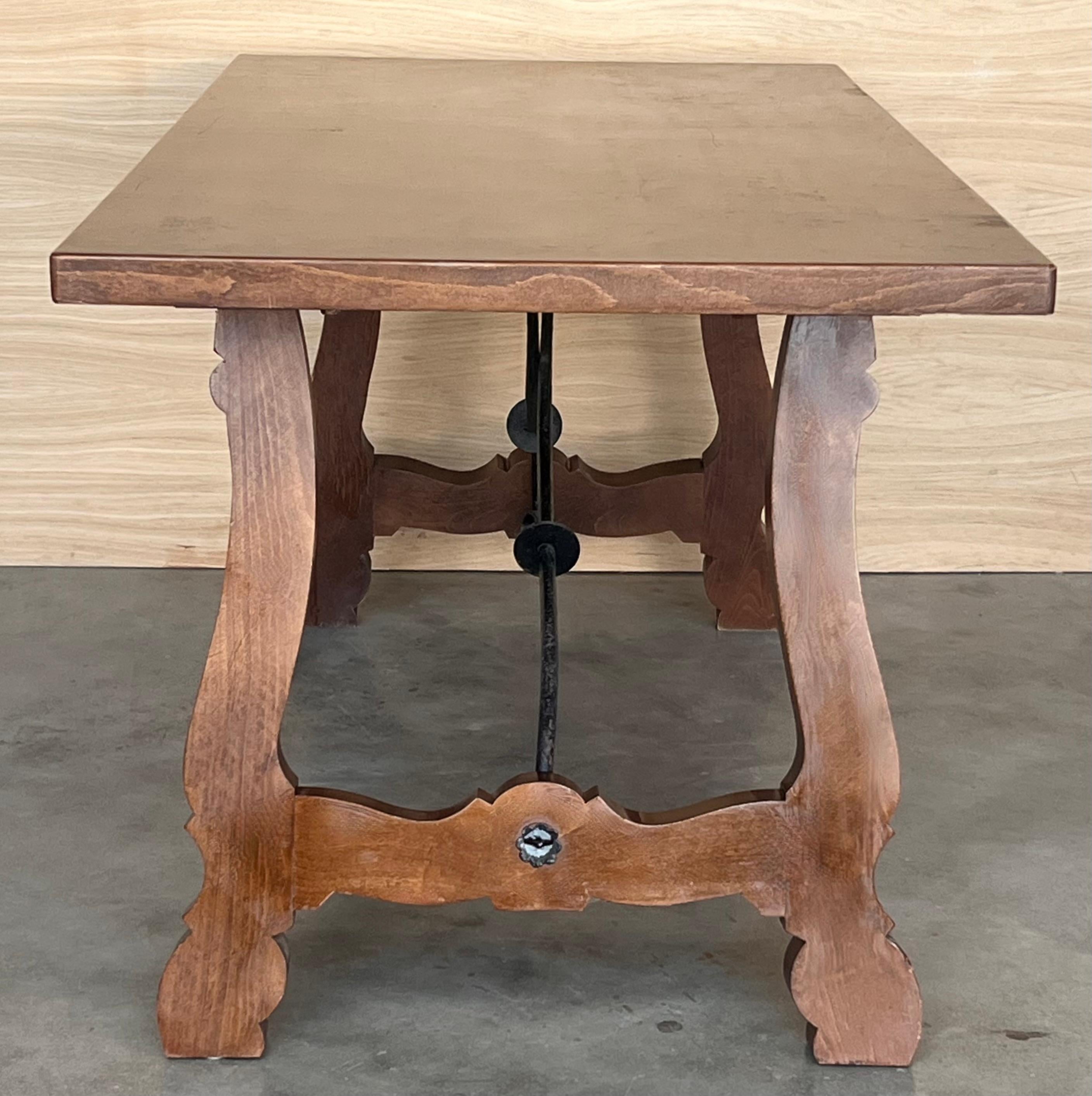 20ième siècle Table de salle à manger ou console en noyer à pieds en lyre et plateau lourd, Espagne, 20e siècle en vente