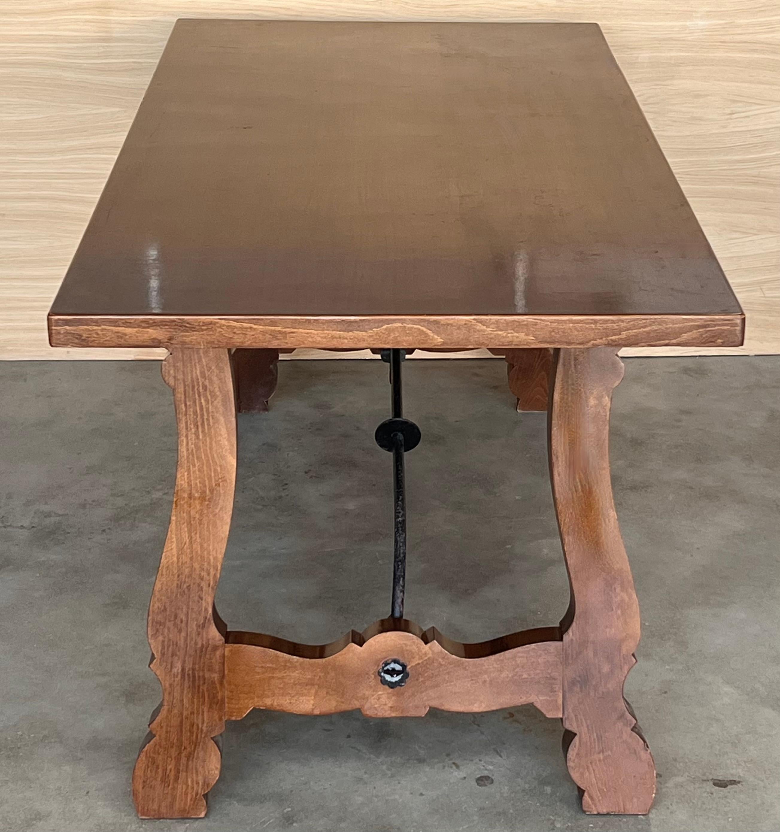 Fer Table de salle à manger ou console en noyer à pieds en lyre et plateau lourd, Espagne, 20e siècle en vente