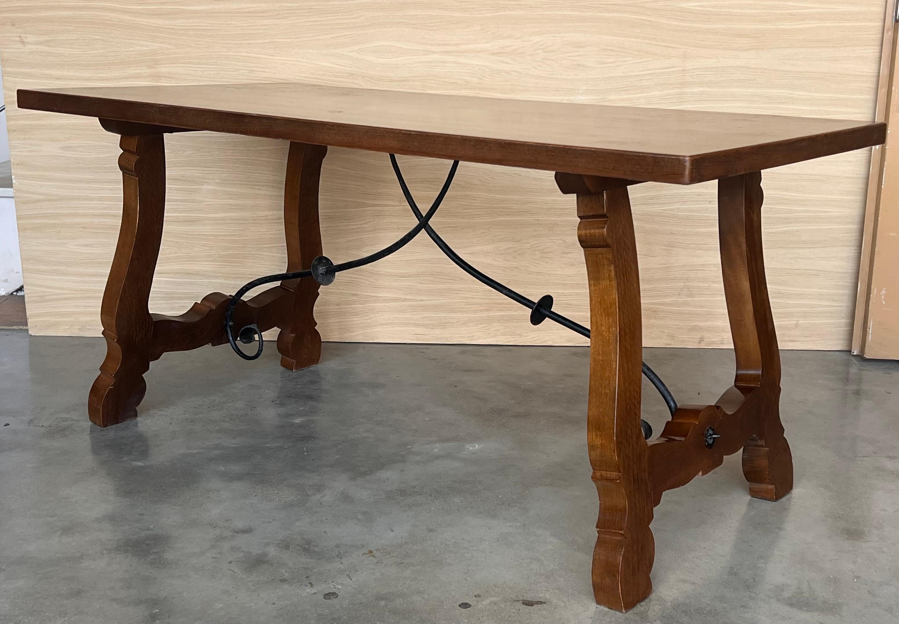 Table de salle à manger ou console en noyer à pieds en lyre et plateau lourd, Espagne, 20e siècle en vente 1